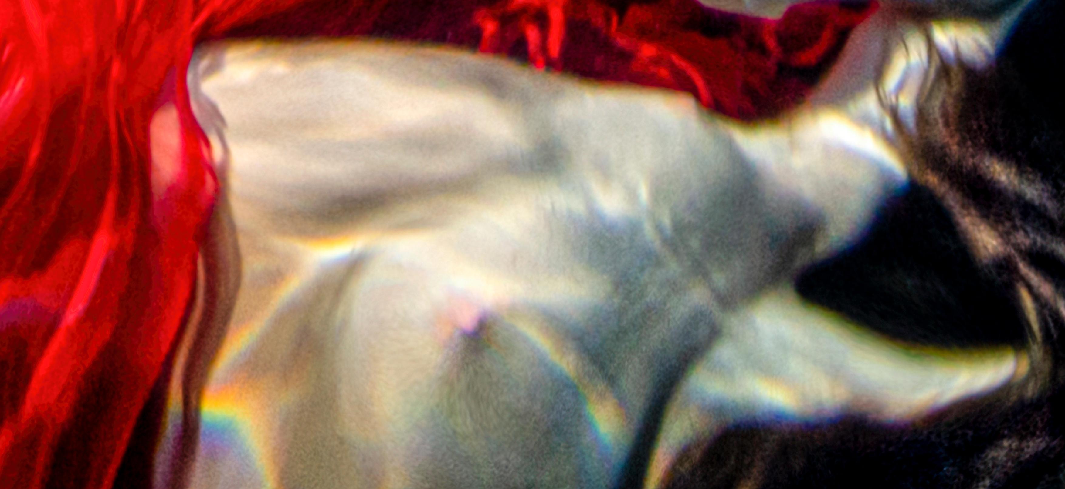 Ihr eigenes Universum – Aktfoto im Unterwasser – Serie REFLECTIONS – Serie REFLECTIONS – 14x24“ – Photograph von Alex Sher