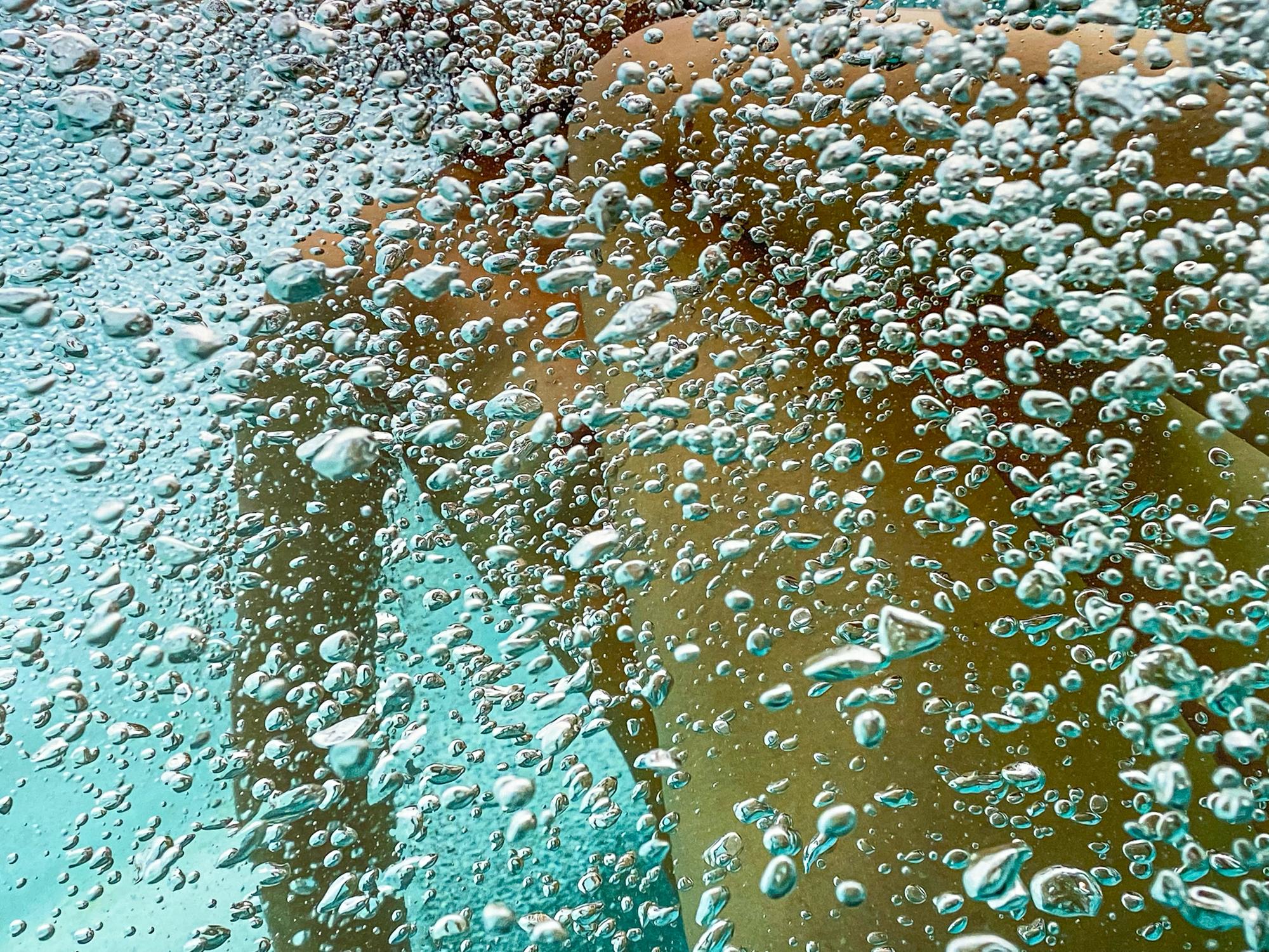 Champagne caldo  - fotografia di nudo subacqueo - stampa a pigmenti d'archivio 25x35