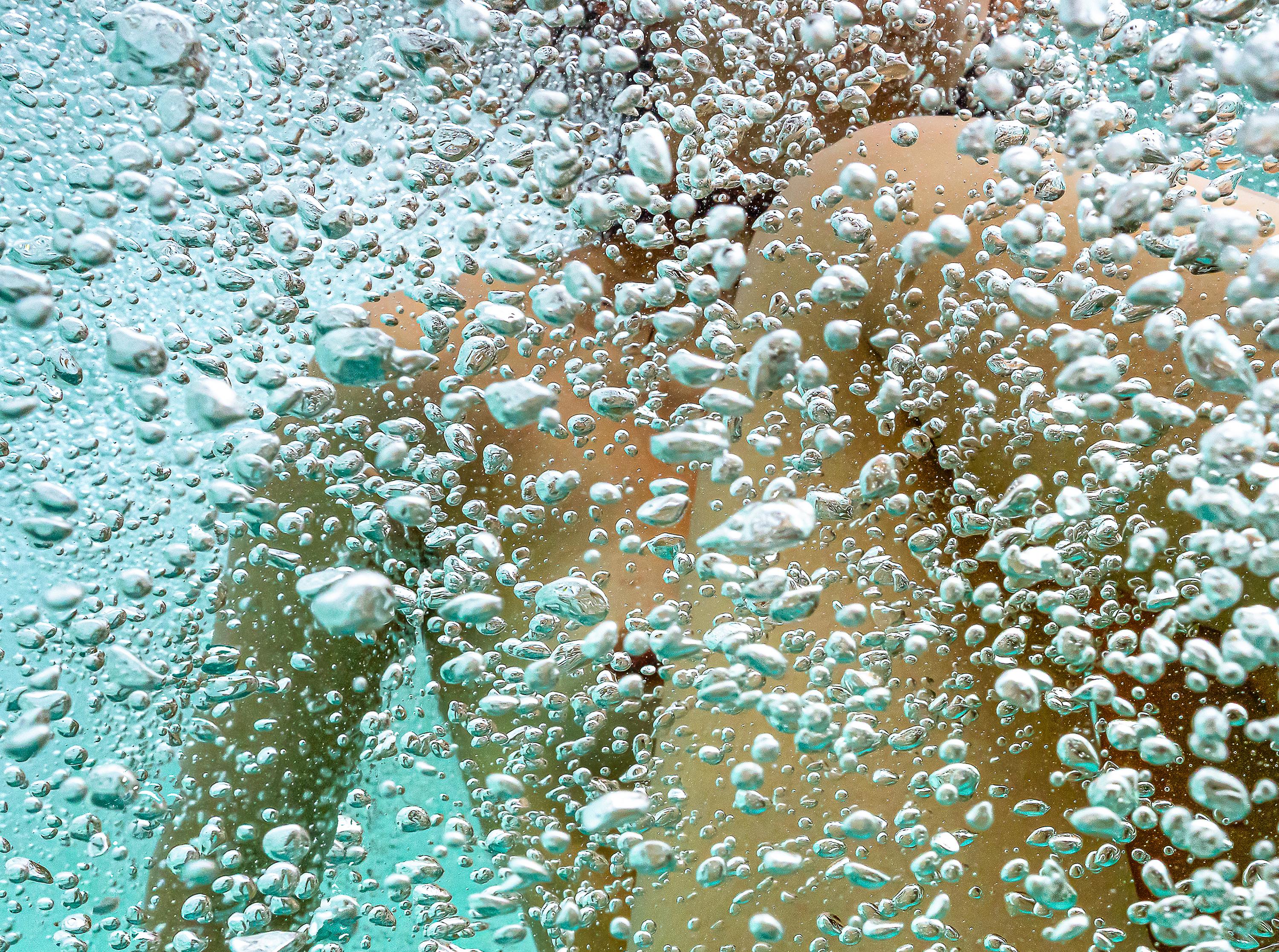Champagne chaud  - photographie de nu sous-marin - tirage pigmentaire d'archives 35x48