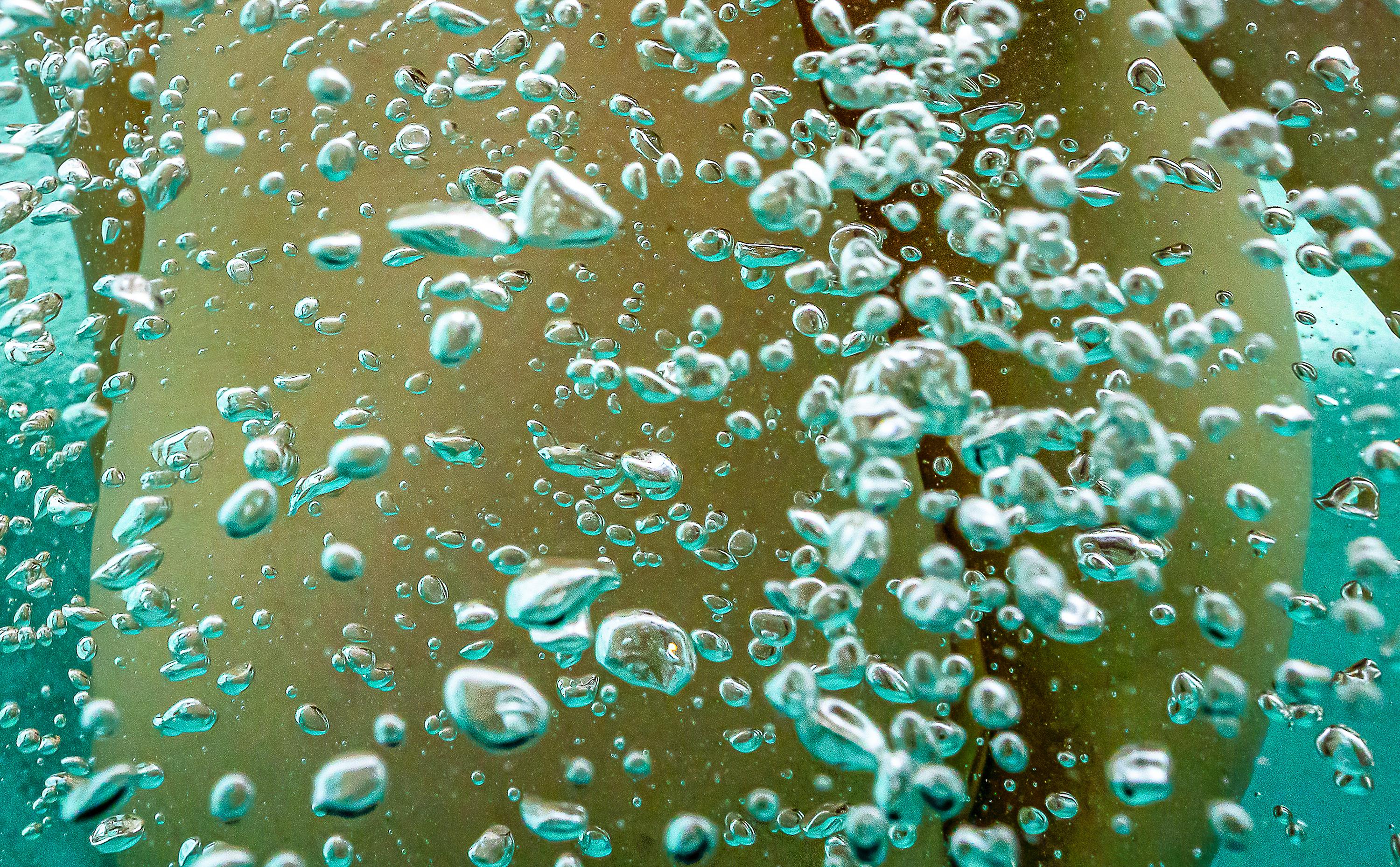 Champagne chaud  - photographie de nu sous-marin - tirage pigmentaire d'archives 35x48