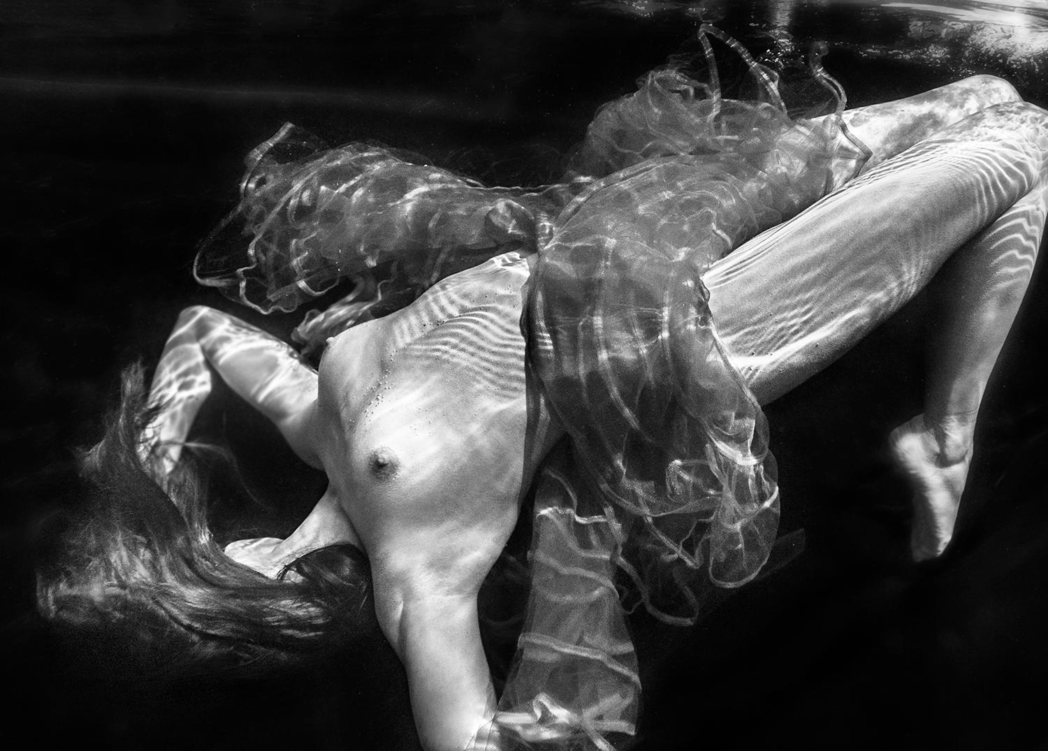Unendlichkeit - Unterwasser-Schwarz-Weiß-Nacktfotografie - Archivpapier 17
