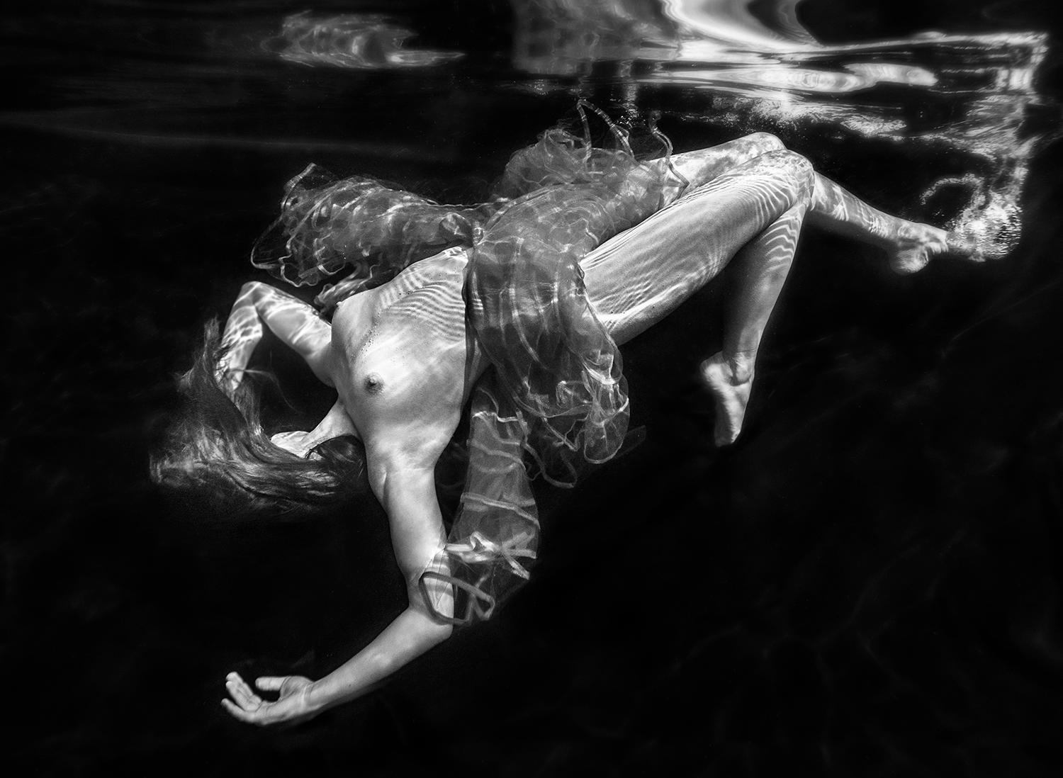 Infinity - photographie sous-marine de nu en noir et blanc - papier d'archives 24 