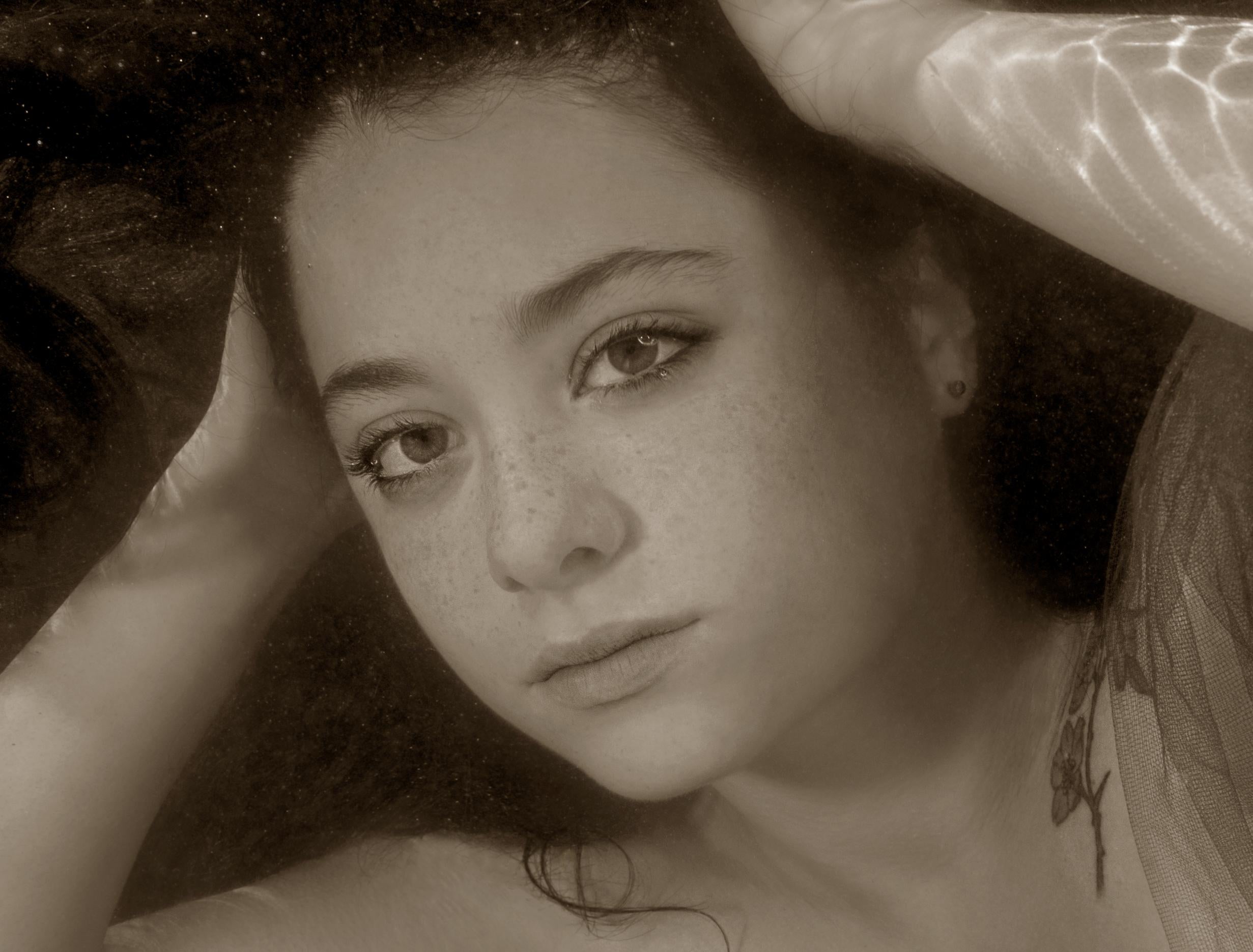 Little Mermaid – Aktfotografie im Unterwasser – Archivalischer Pigmentdruck – Photograph von Alex Sher