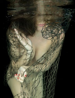 Lucky Catch - fotografía de desnudo bajo el agua - impresión de pigmento de archivo 47" x 35"