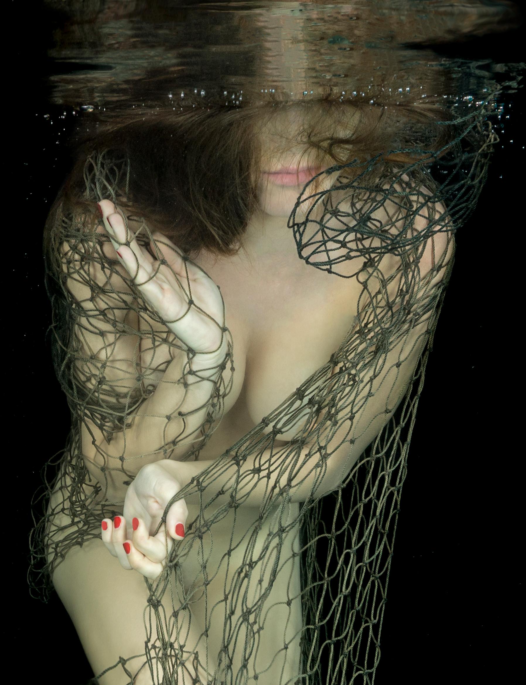 Alex Sher Nude Photograph – Lucky Catch – Unterwasser-Nacktfotografie – Archivalischer Pigmentdruck 24x18“