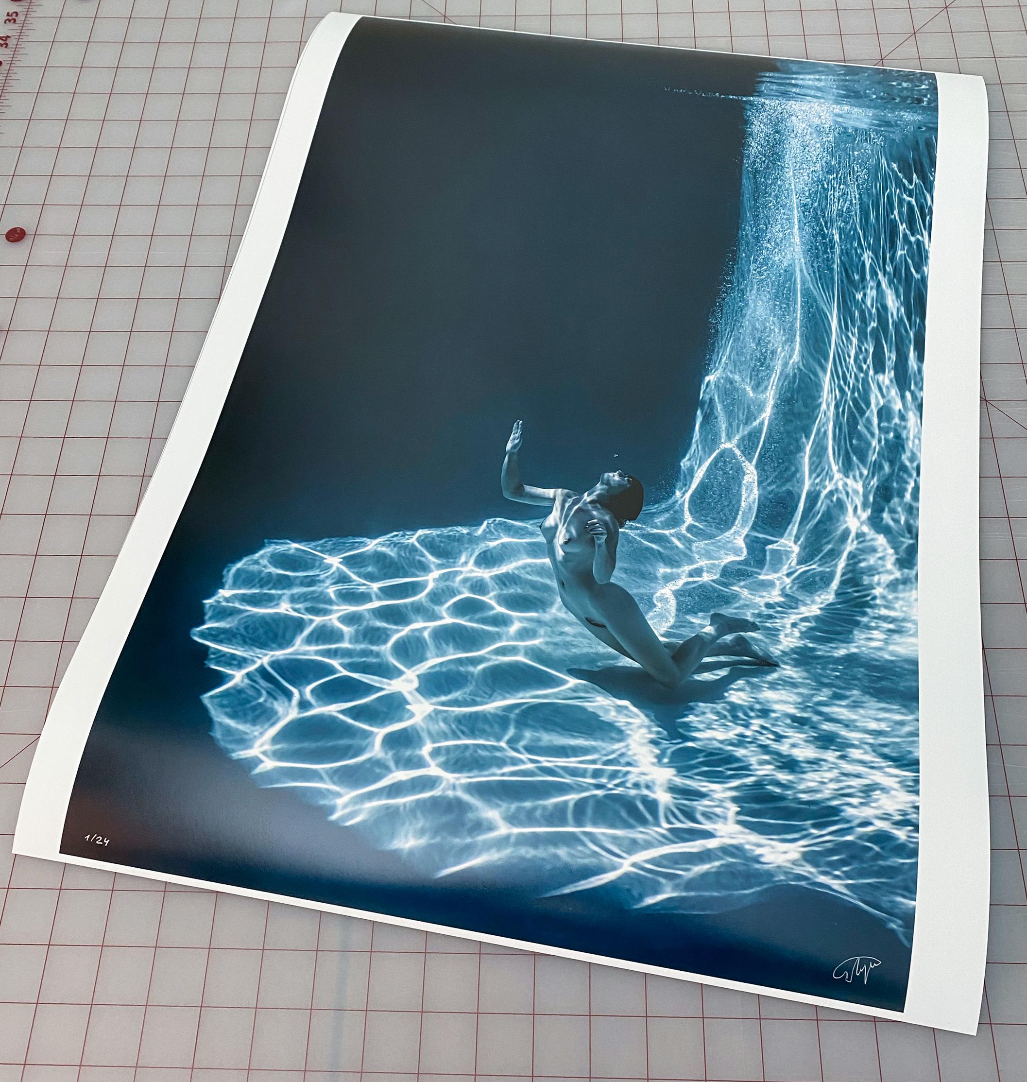 Grotta di marmo (trittico blu) - fotografia di nudo subacqueo - 3 stampe 24 