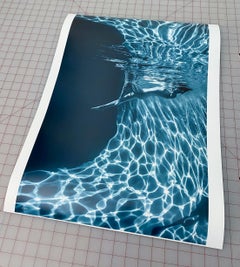 Cave en marbre ( triptyque bleu) - photographie de nu sous-marin - 3 tirages de 89 x 58 cm chacun