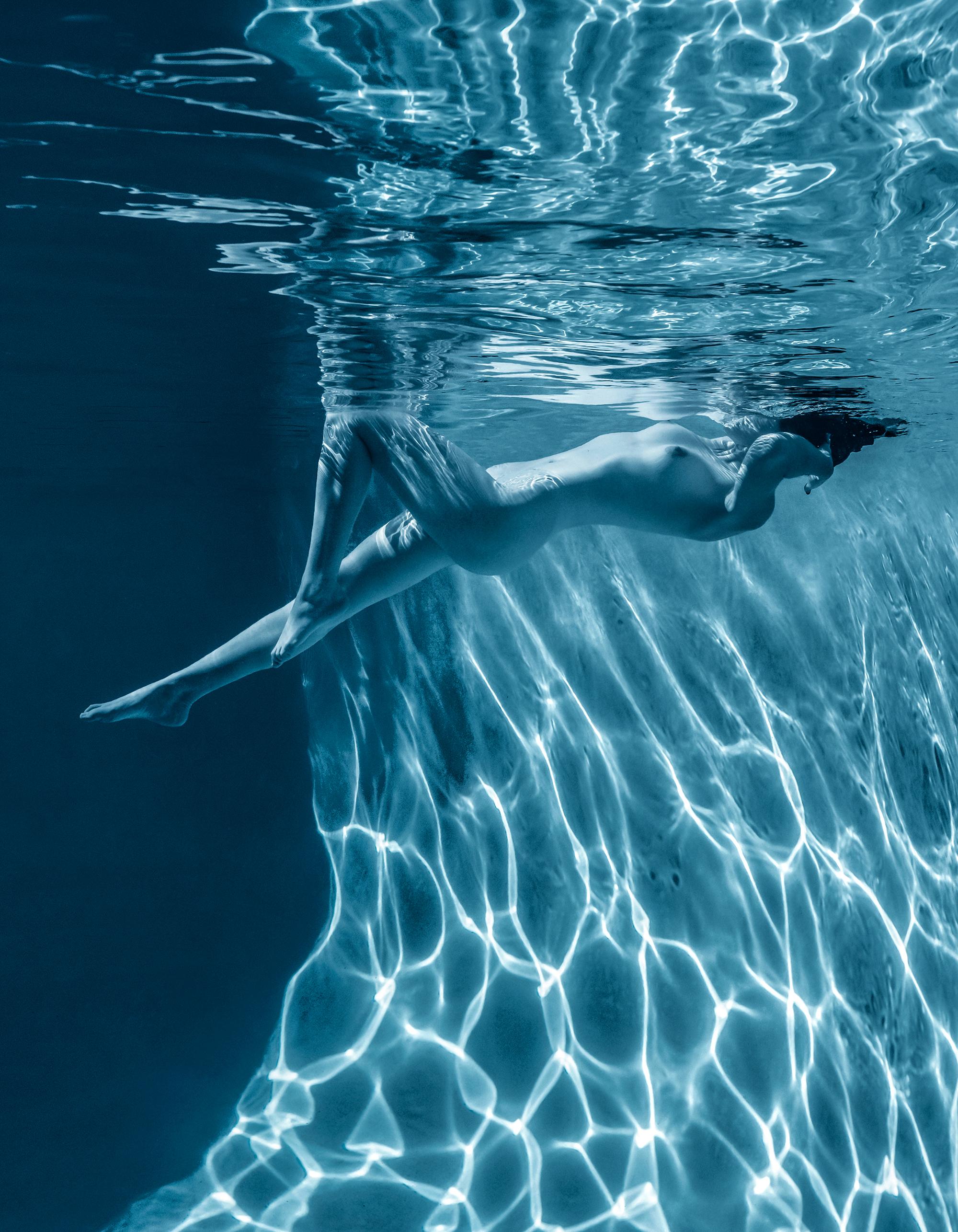 Marmorkave (blau) - Unterwasser-Nacktfotografie - Druck auf Aluminium 48 x 32 – Photograph von Alex Sher