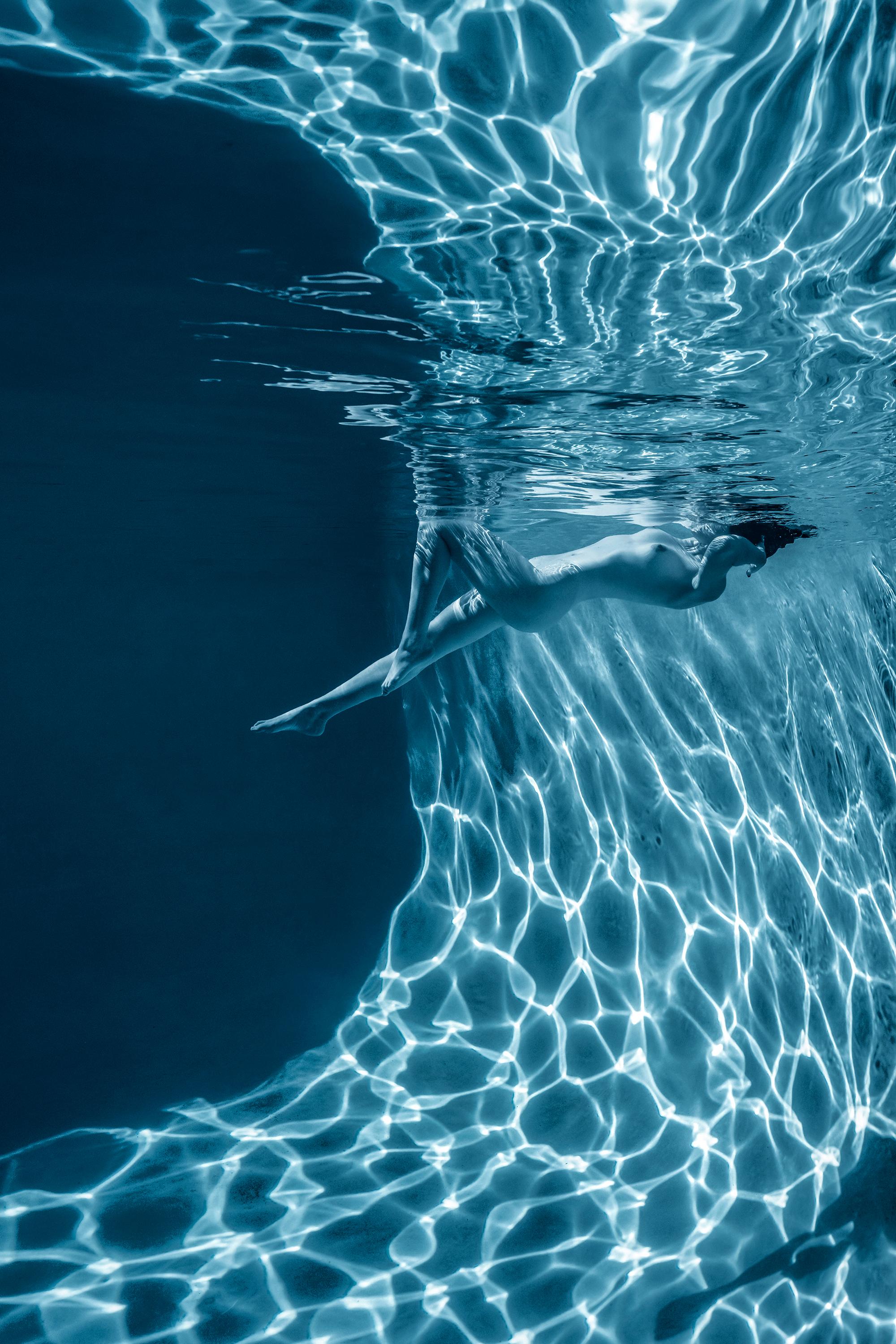 Alex Sher Figurative Photograph – Marmorkave (blau) - Unterwasser-Nacktfotografie - Druck auf Aluminium 48 x 32