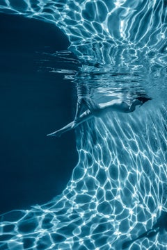 Marmorkave (blau) - Unterwasser-Nacktfotografie - Druck auf Aluminium 48 x 32