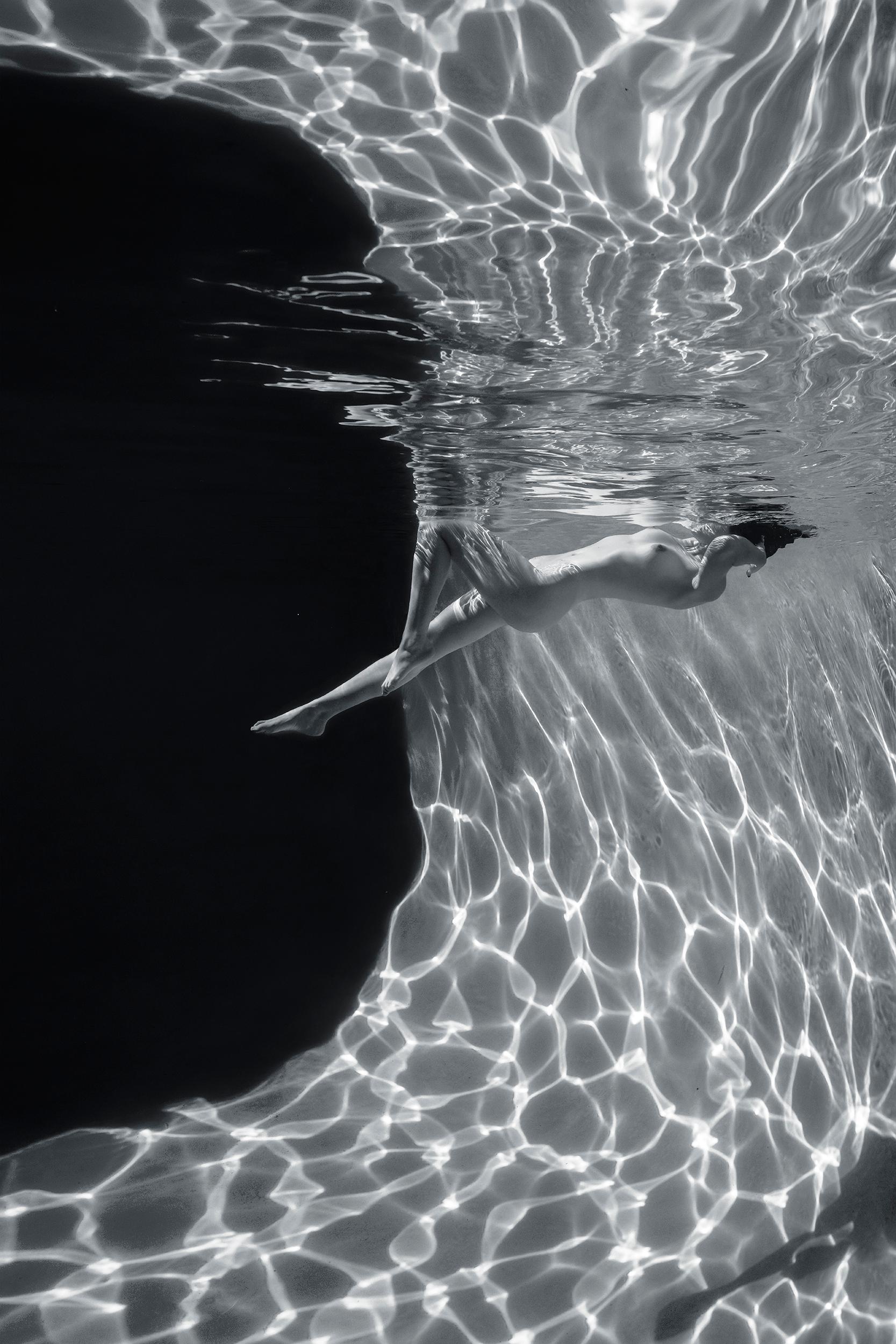 Alex Sher Nude Photograph – Marmorkave (grau) - Unterwasser b&w Aktfotografie - Archivpigment 24x16"