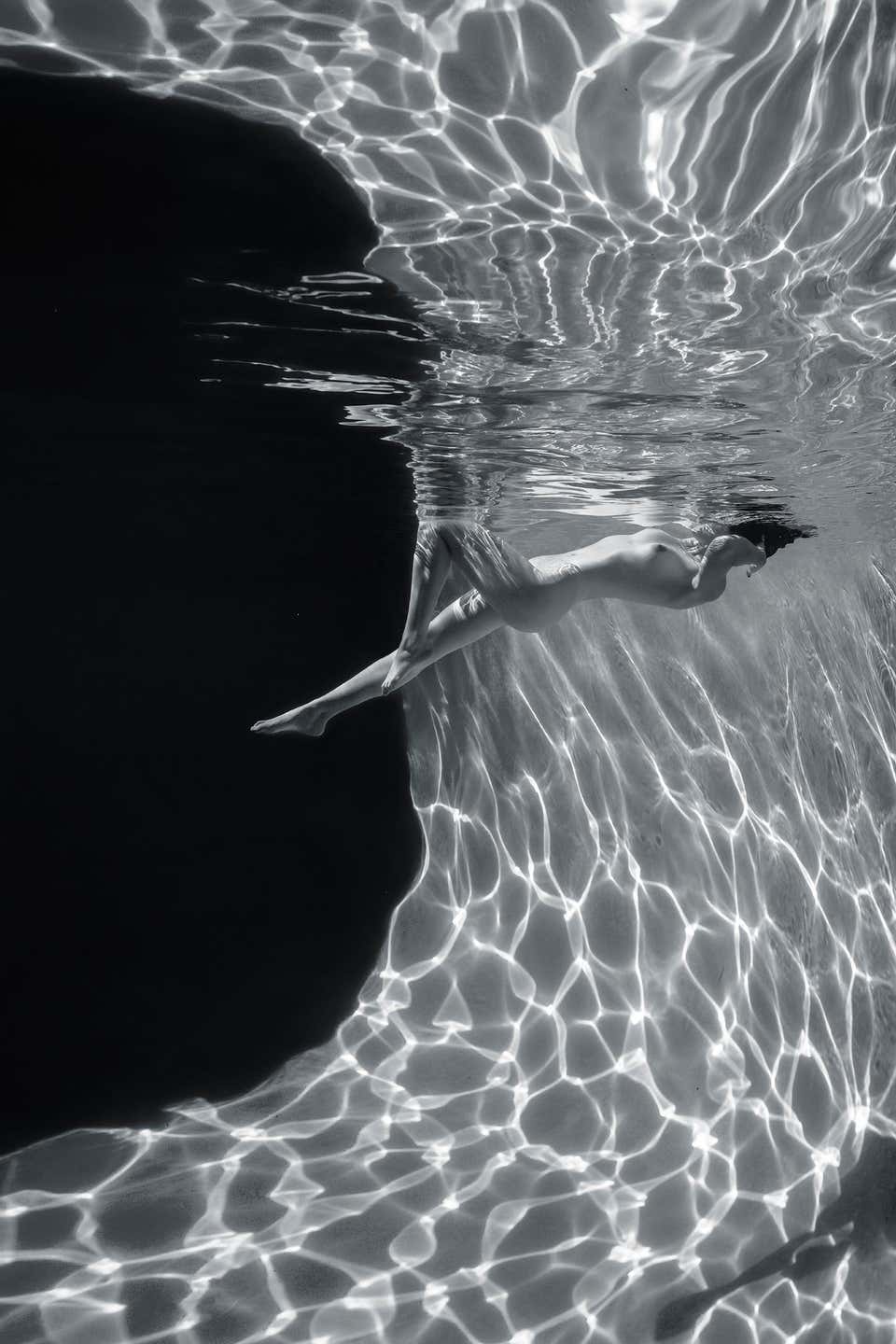 Alex Sher Marble Cave grey Underwater Black And White Nude alex-sher-marble-cave-grey-underwater-black-and-white-nude