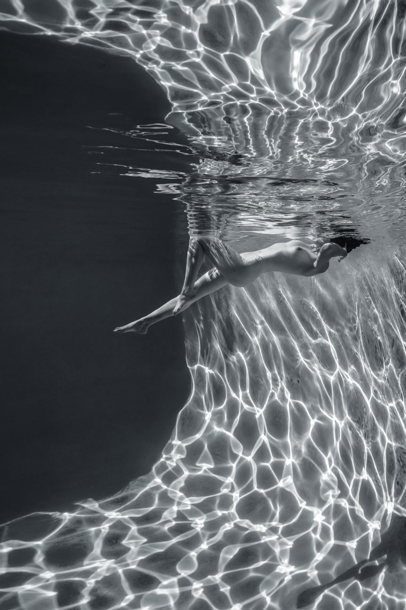 Figurative Photograph Alex Sher - Cave en marbre - photo de nu sous l'eau - impression sur aluminium 12 x 8 po.