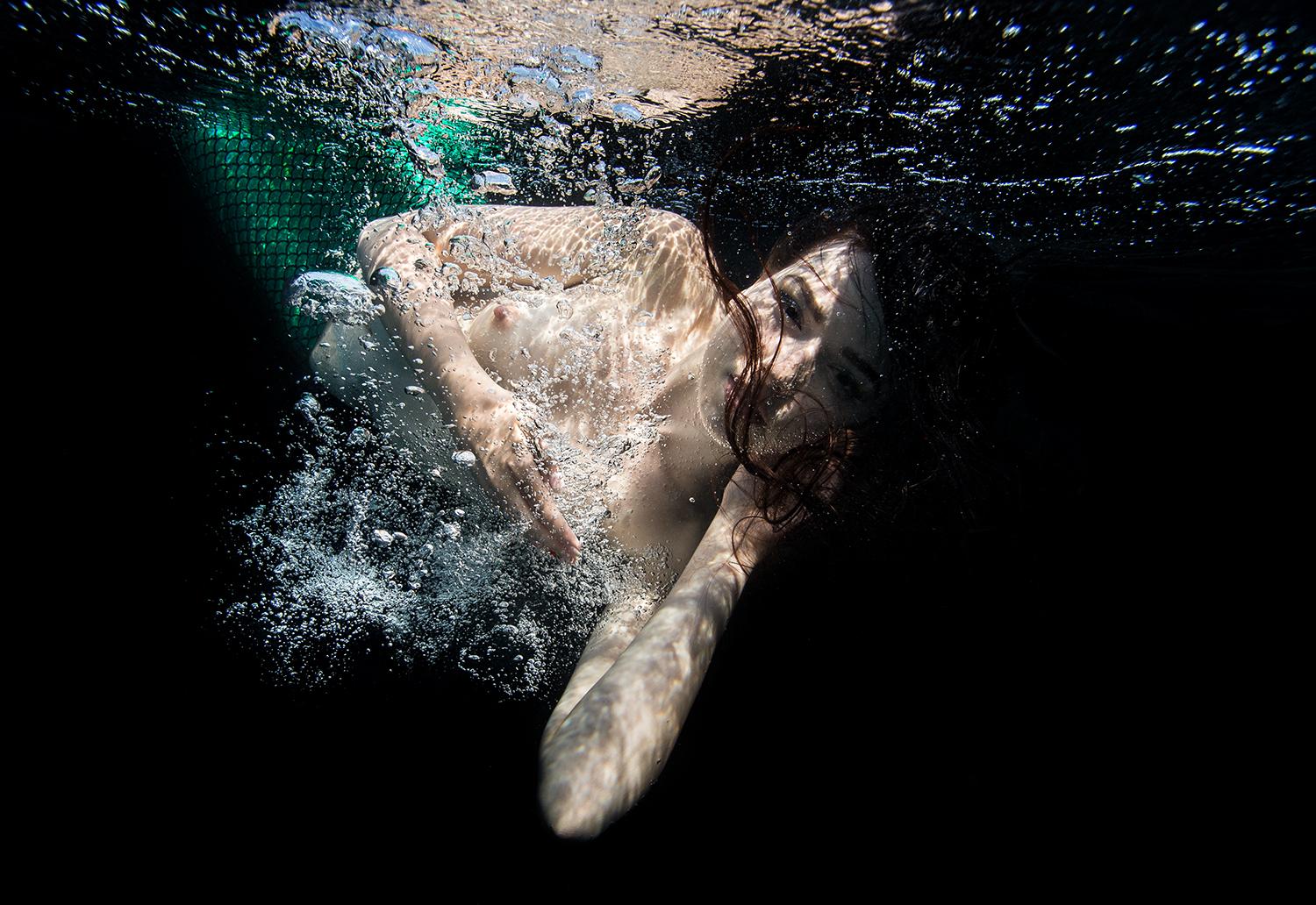 Alex Sher Figurative Photograph – Mavka - Unterwasser-Aktfotografie - Archivalischer Pigmentdruck 16" x 23,5"