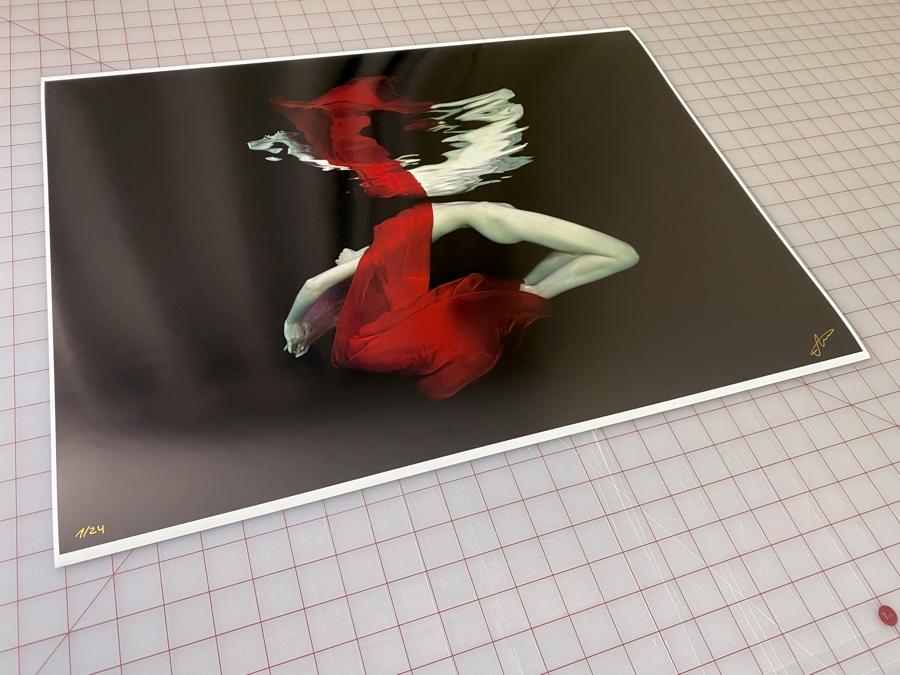 Quecksilberglas- Aktfotografie – archivtauglicher Pigmentdruck (Zeitgenössisch), Photograph, von Alex Sher
