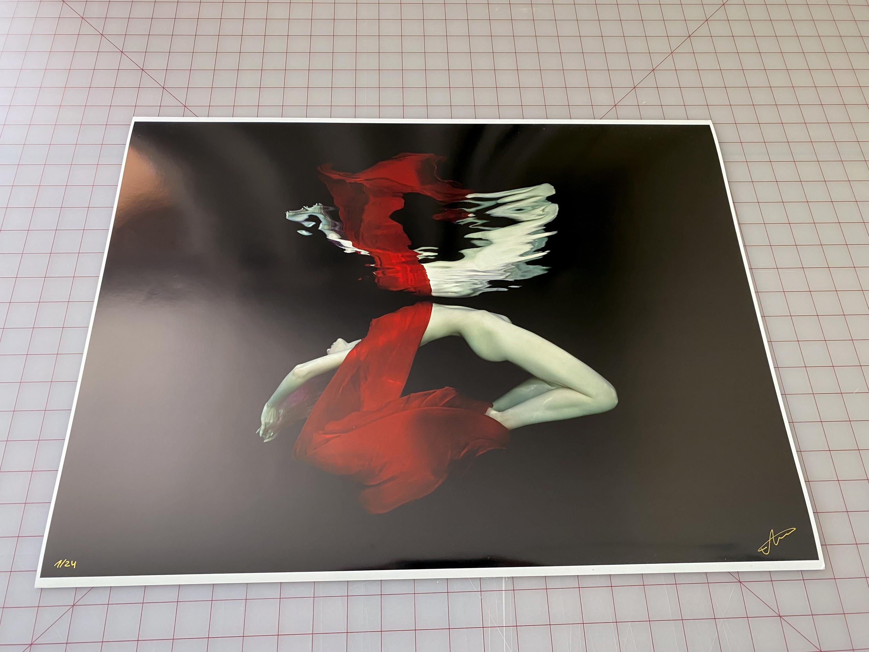 Quecksilberglas- Aktfotografie – archivtauglicher Pigmentdruck (Schwarz), Nude Photograph, von Alex Sher