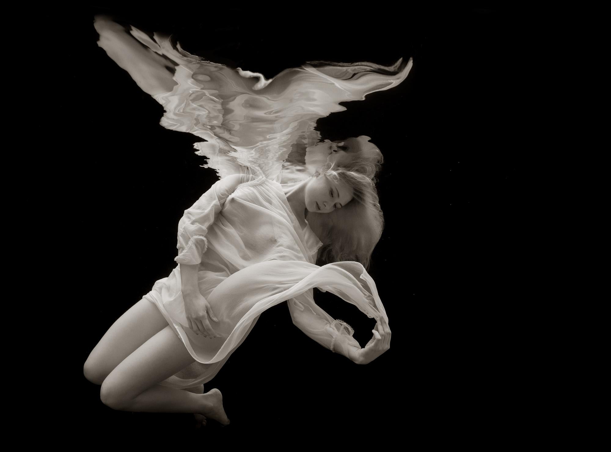 Alex Sher Nude Photograph – Mermaid Angel - Unterwasserfotografie - Druck auf Papier 26" x 35" 
