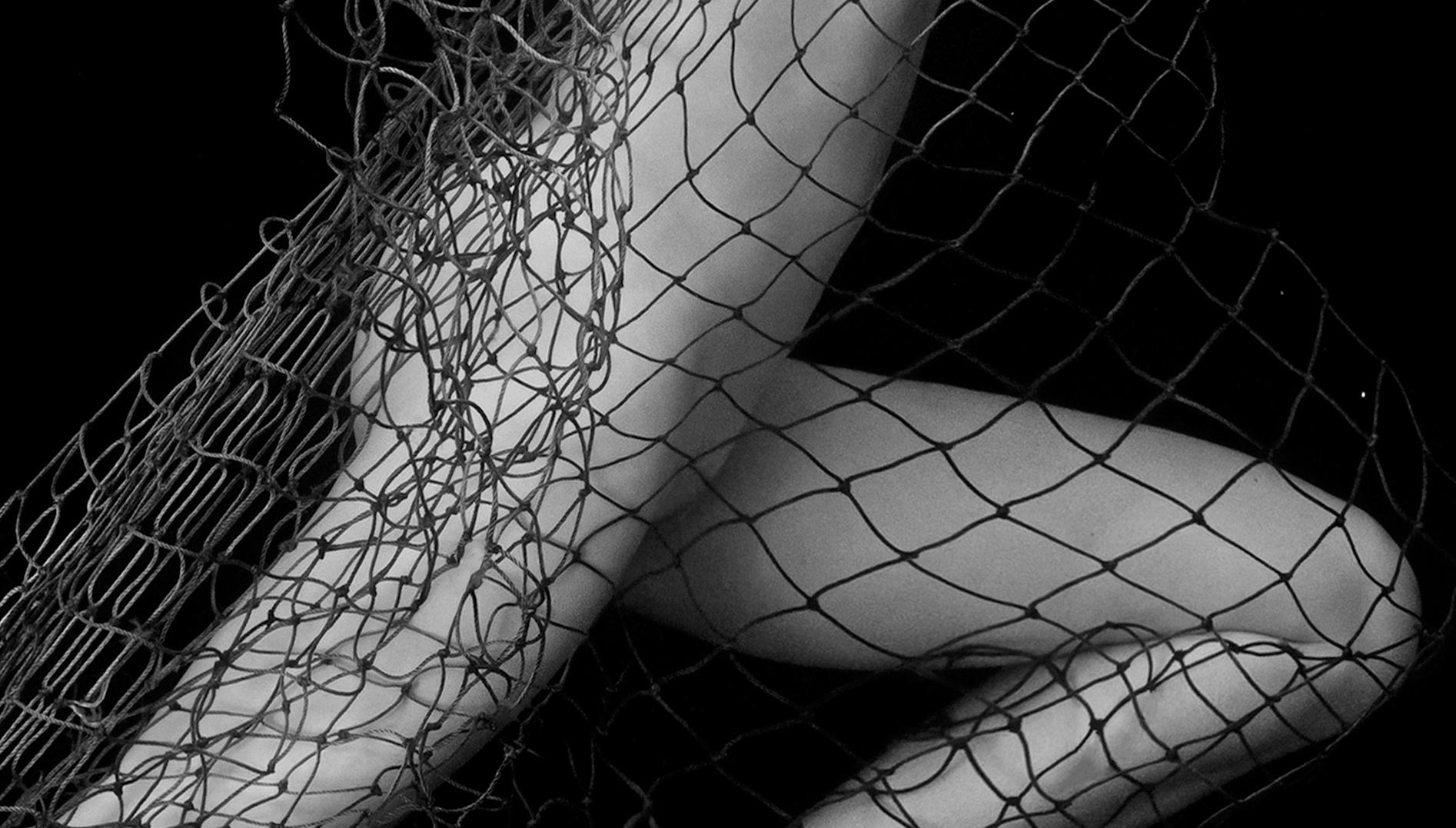 Miraculous Catch - fotografia subacquea di nudo in bianco e nero - acrilico 36x24 - Photograph Naturalismo di Alex Sher