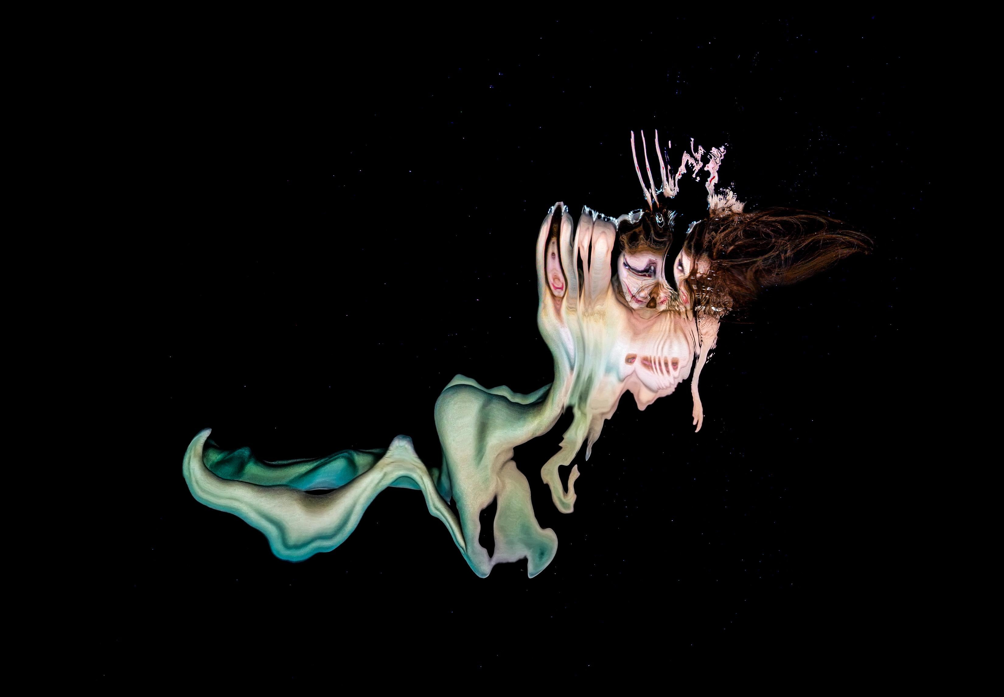 Möbius Mermaid - photo de nu sous-marin de la série REFLECTIONS acrylique 32x48""