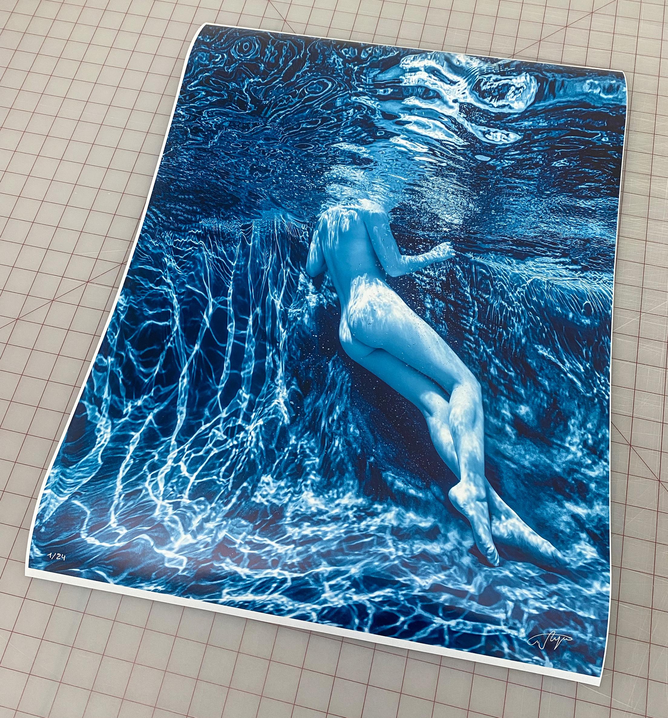 Moonlight IV – Aktfotografie im Unterwasser – Archivalischer Pigmentdruck 24x18“ (Zeitgenössisch), Photograph, von Alex Sher