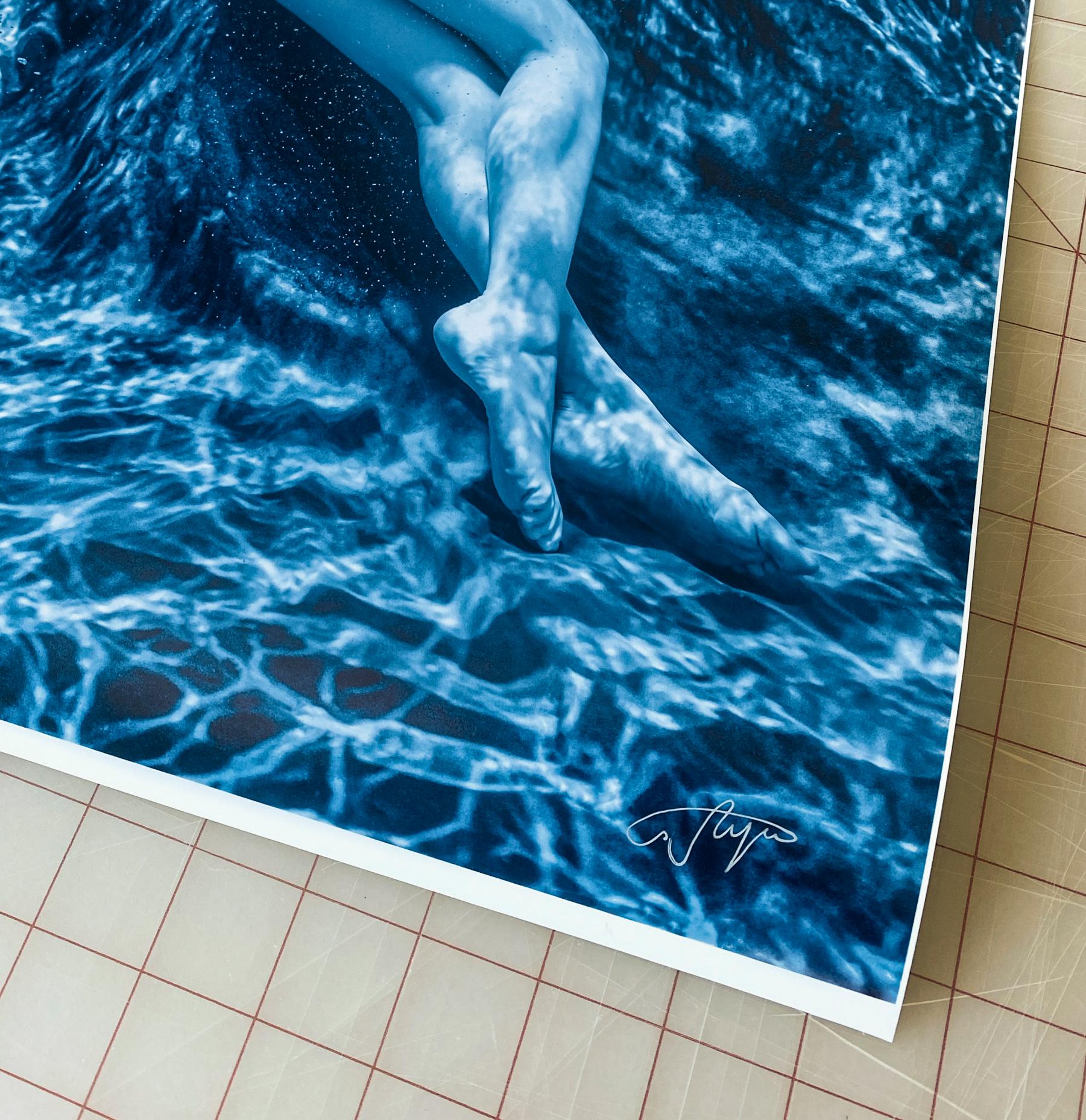 Eine schöne  und anspruchsvolles Unterwasserfoto einer jungen nackten Frau im Schwimmbad.  Dies ist eine Schwarzweißfotografie  fast schwarz-weiß mit aquatischer Tönung.
Dies ist das Foto IV aus der Moonlight-Serie.

Original-Pigmentdruck in