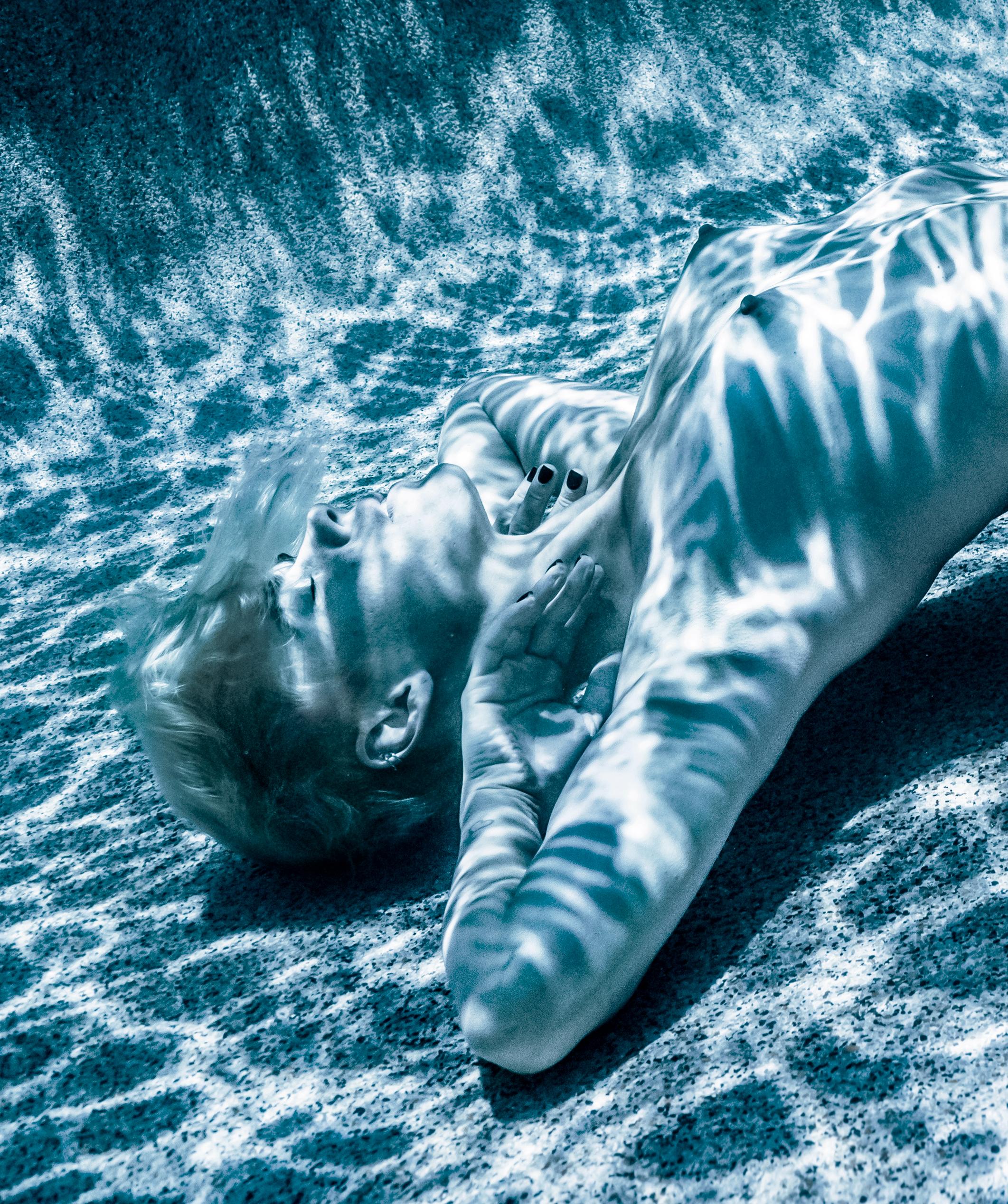 Mondlicht – Aktfotografie im Unterwasser – Archivalisches Pigmentdruck 43x57 – Photograph von Alex Sher
