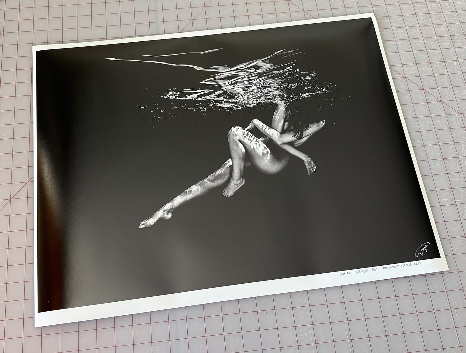 Night Flight - photographie sous-marine de nu en noir et blanc - tirage sur papier 17 