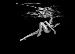 Vol de nuit - photographie sous-marine de nu en noir et blanc - tirage sur papier 23x32".