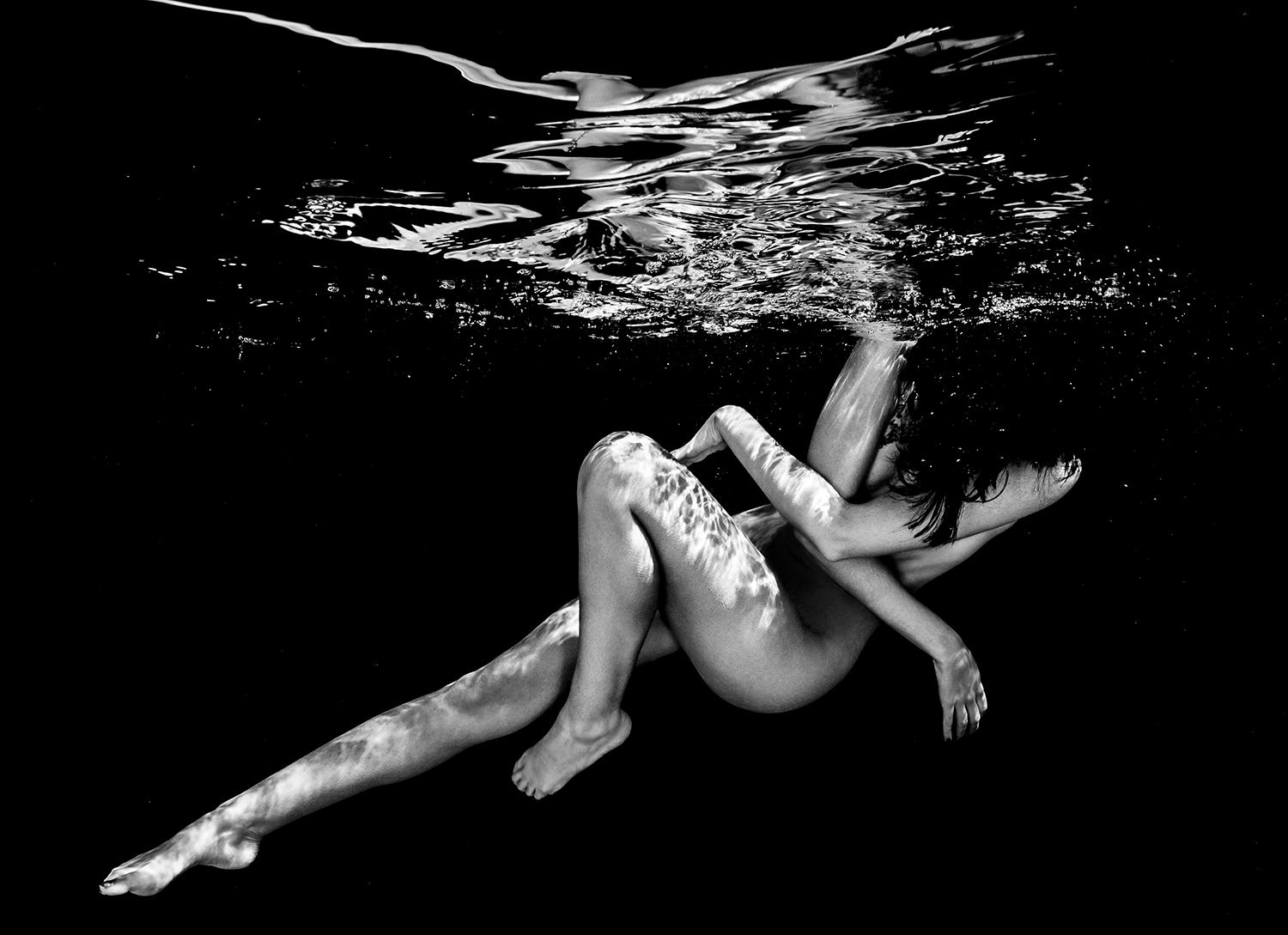 Vol de nuit - photographie sous-marine de nu en noir et blanc - tirage sur papier 35x48