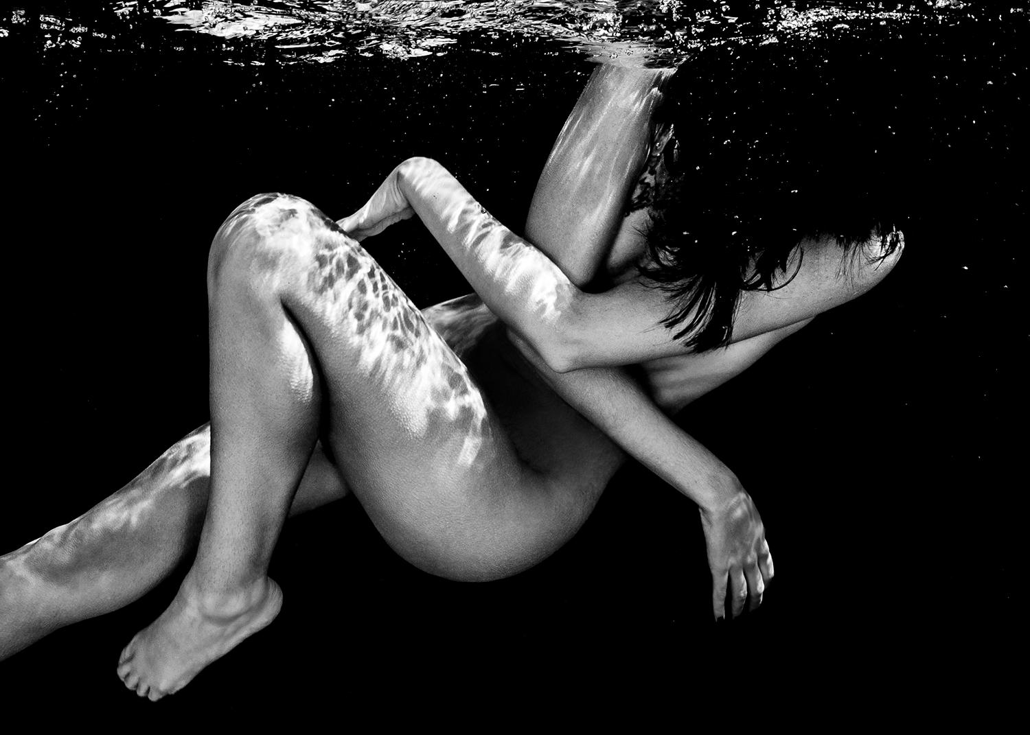 Vol de nuit - photographie sous-marine de nu en noir et blanc - tirage sur papier 35x48