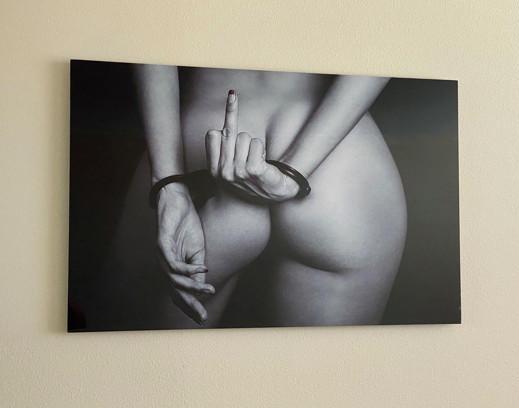 Eine Schwarz-Weiß-Fotografie, die das Gesäß einer perfekten Frau zeigt und ihre gefesselten Hände, die den Finger zeigen.

Original-Digitaldruck auf Aluminiumplatte, vom Künstler signiert.
Limitierte Auflage von 12 Stück, Druck Nr. 3
Das Kunstwerk