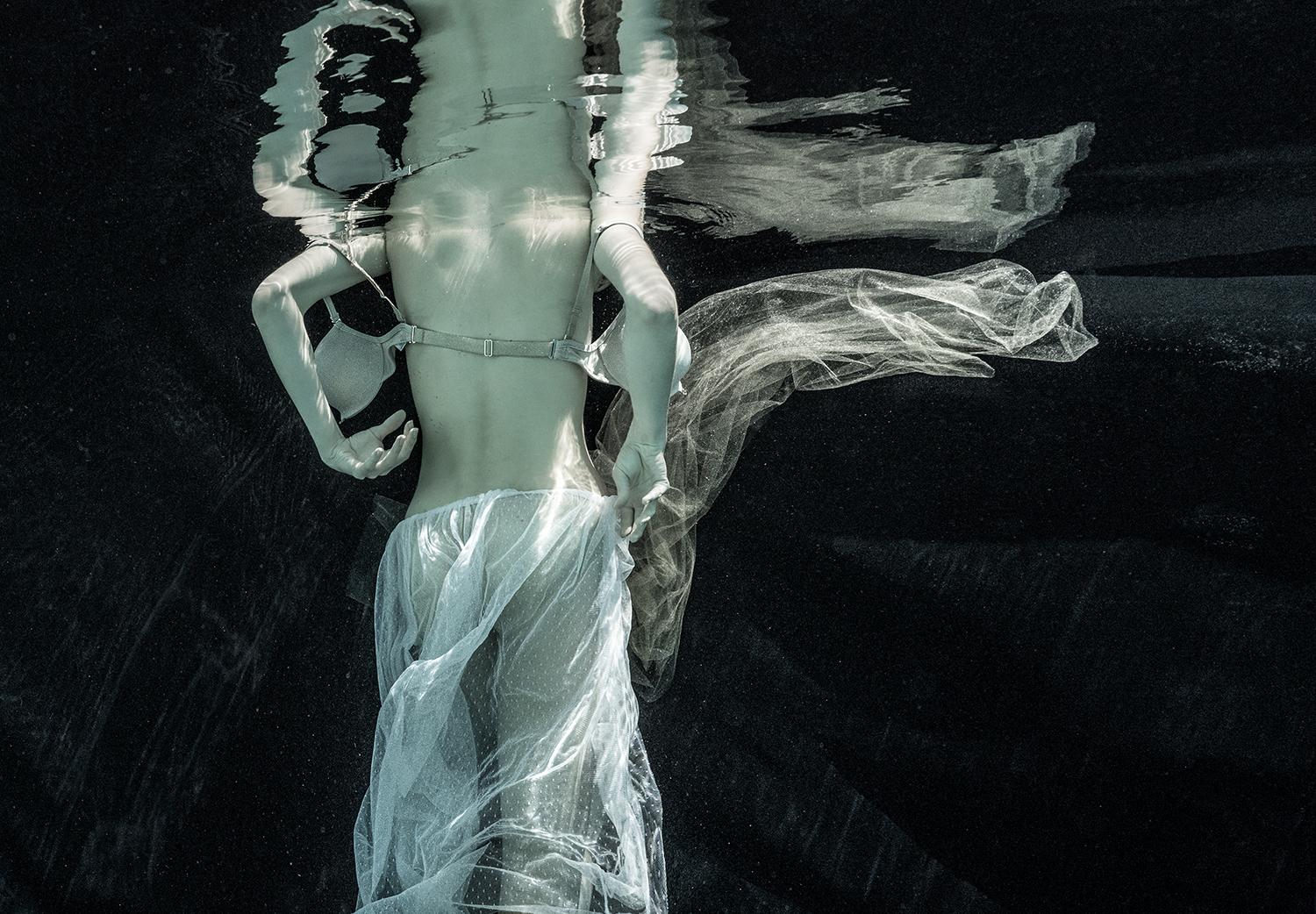Black and White Photograph Alex Sher - Archive - photographie sous-marine monochrome - tirage sur papier d'archives 24.3 x 35".