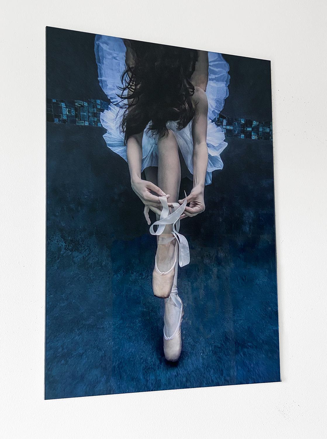 Pointe - fotografía submarina - impresión acrílica - Figurative Photograph Negro de Alex Sher