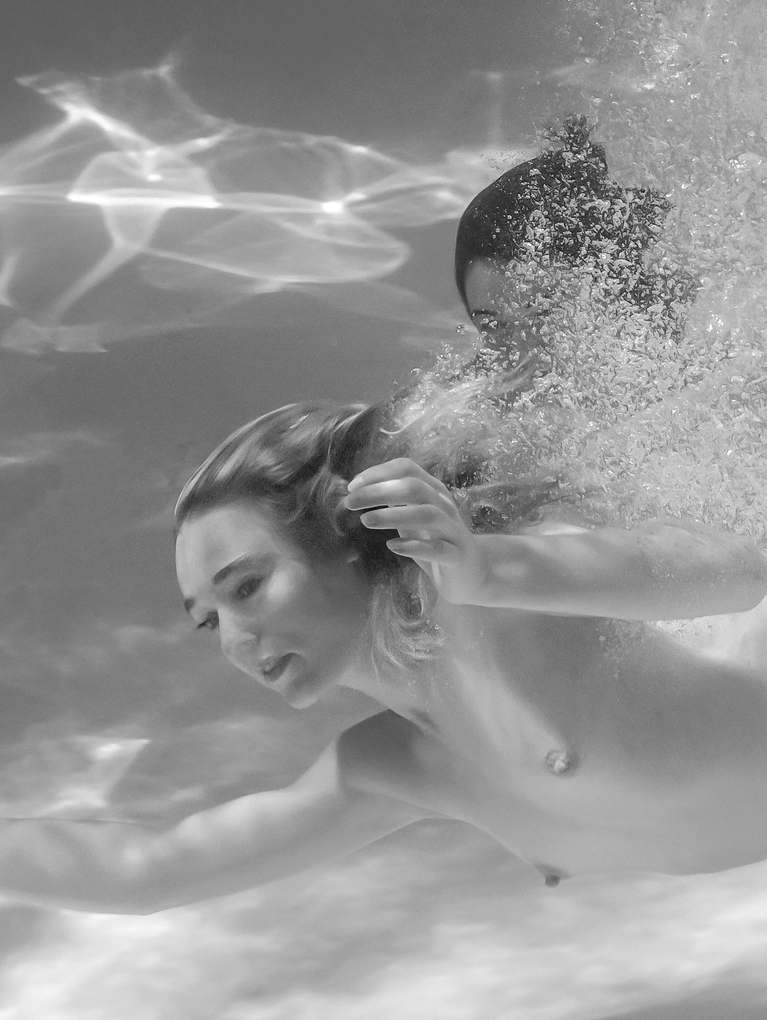 Festa in piscina VI  - fotografia subacquea in bianco e nero; stampa su carta 36