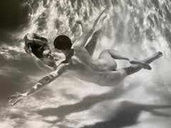 Fiesta en la piscina VII  - fotografía submarina en blanco y negro - impresión en papel 16" x 24"