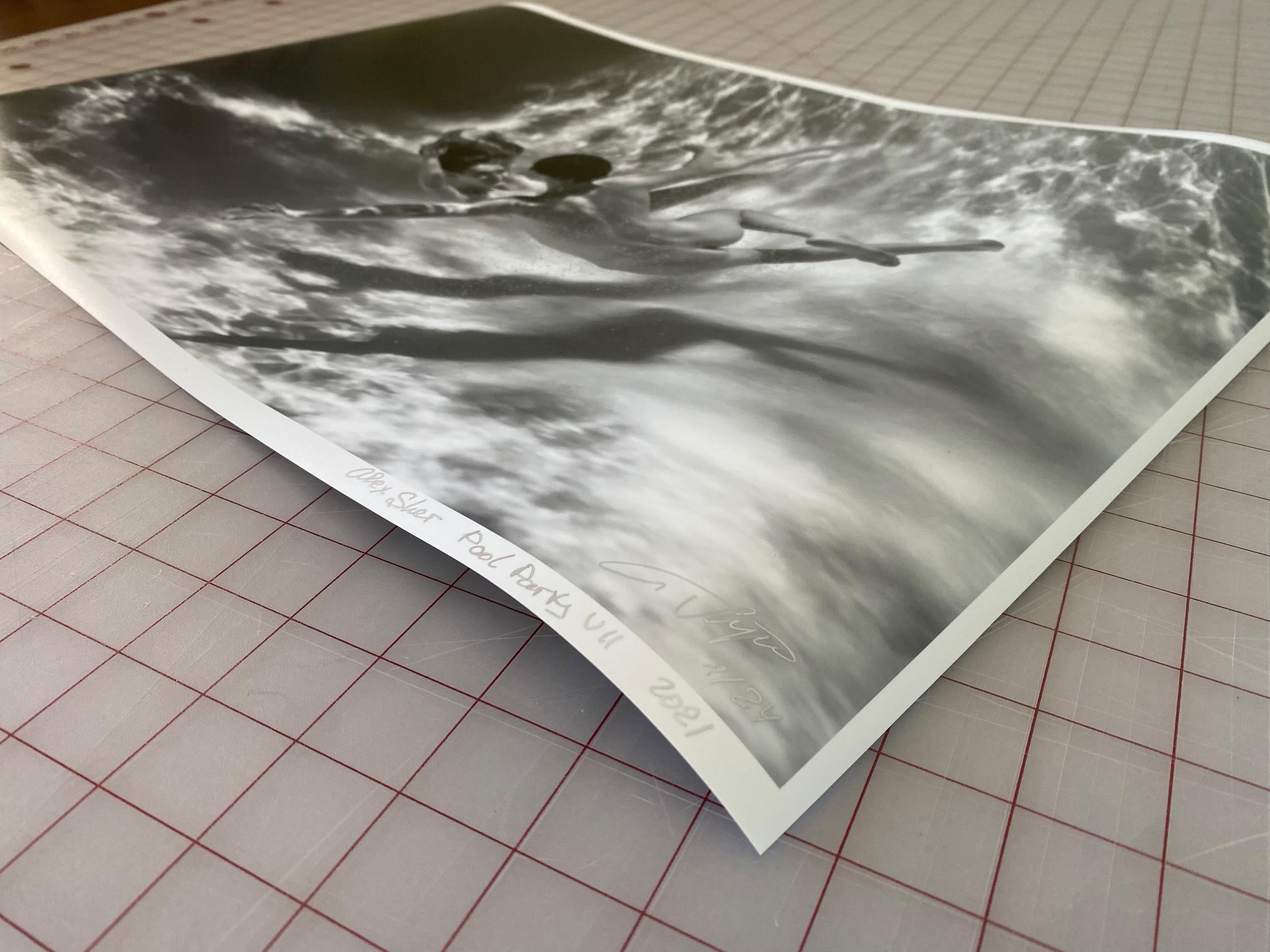 Eine Unterwasser-Schwarz-Weiß-Fotografie von jungen Frauen, die nackt in einem Pool tauchen. 

Original-Pigmentdruck in Galeriequalität auf Archivpapier, vom Künstler signiert.
Limitierte Auflage von 24 Stück
Papierformat: 18x24