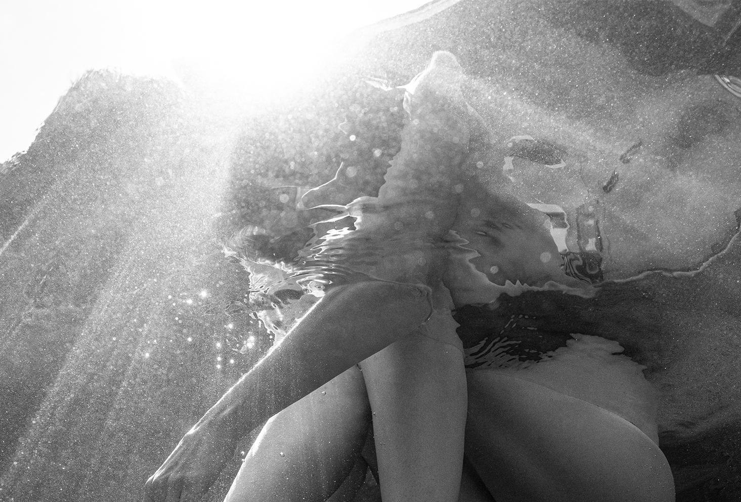 Pool Party X – Unterwasser-Schwarz-Weiß-Fotografie – Archivdruck 16,6