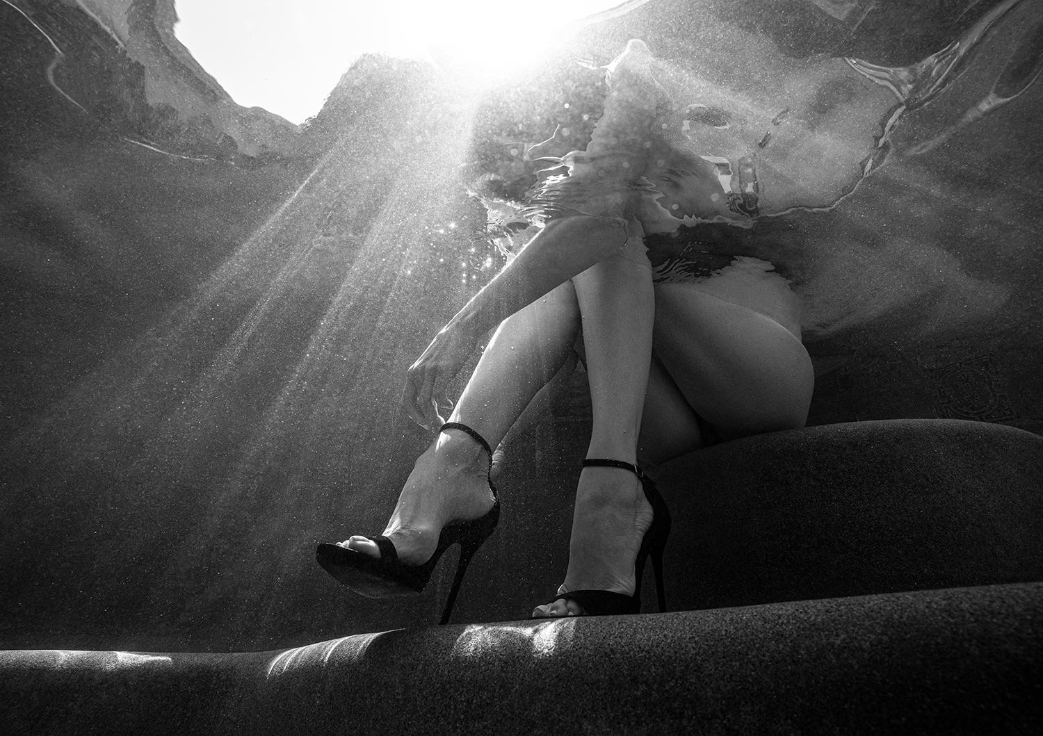 Alex Sher Black and White Photograph – Pool Party X – Unterwasser-Schwarz-Weiß-Fotografie – Archivdruck 16,6"x23,5"