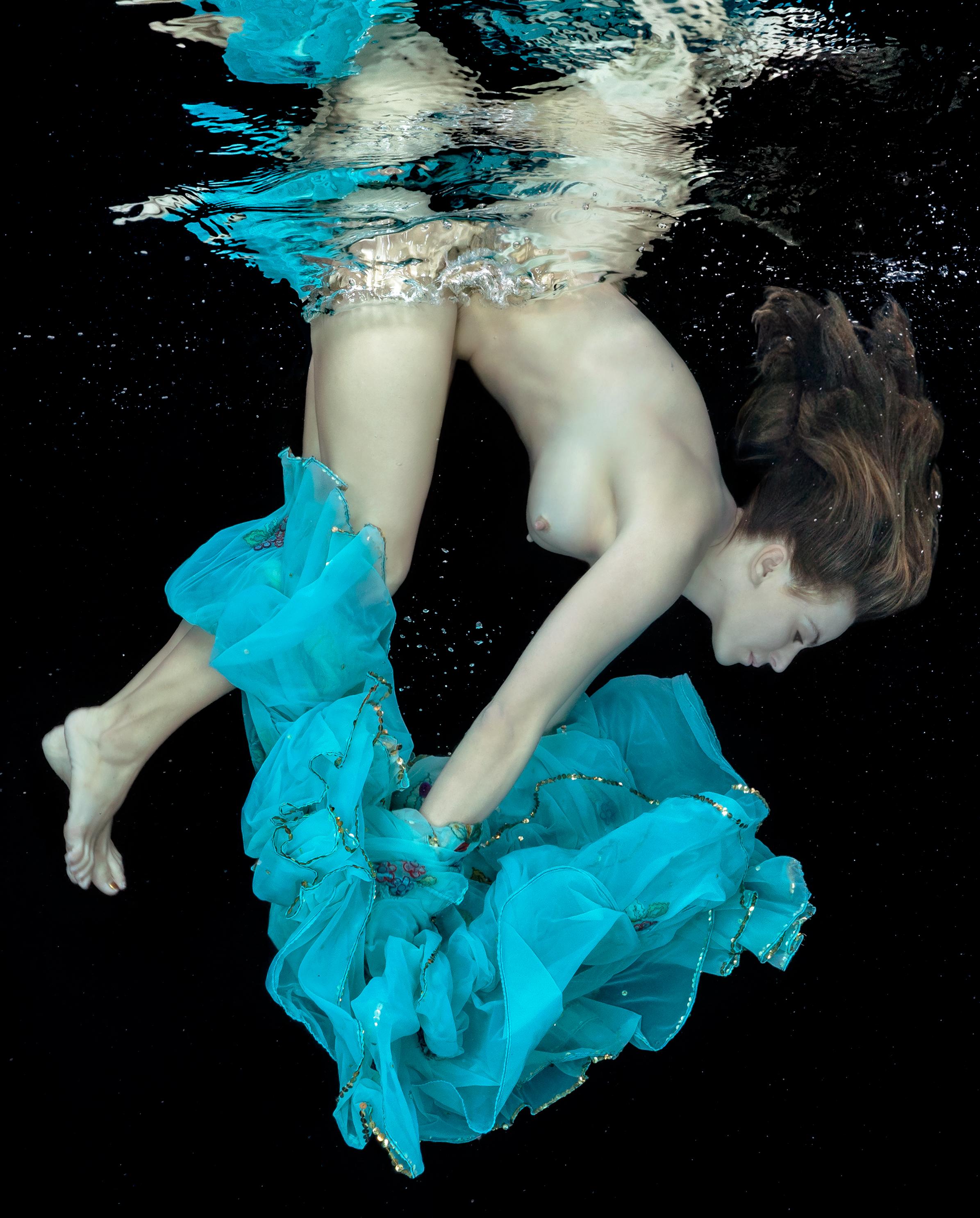 Porcelaine et turquoise - photographie de nu sous-marin - pigment d'archives 24x17