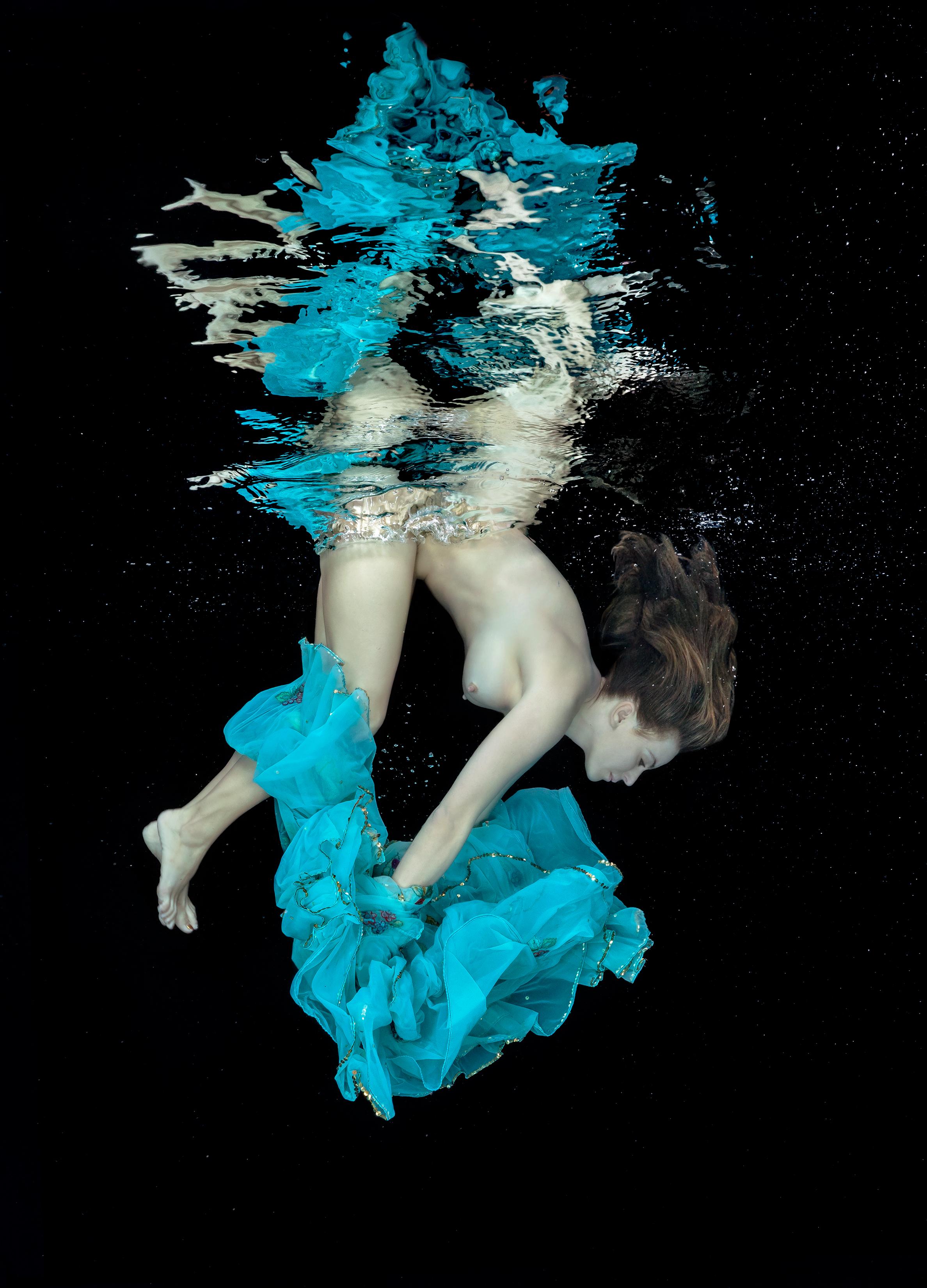 Alex Sher Figurative Photograph – Porzellan und Türkis - Aktfotografie unter Wasser - Archivierungspigment 24x17"