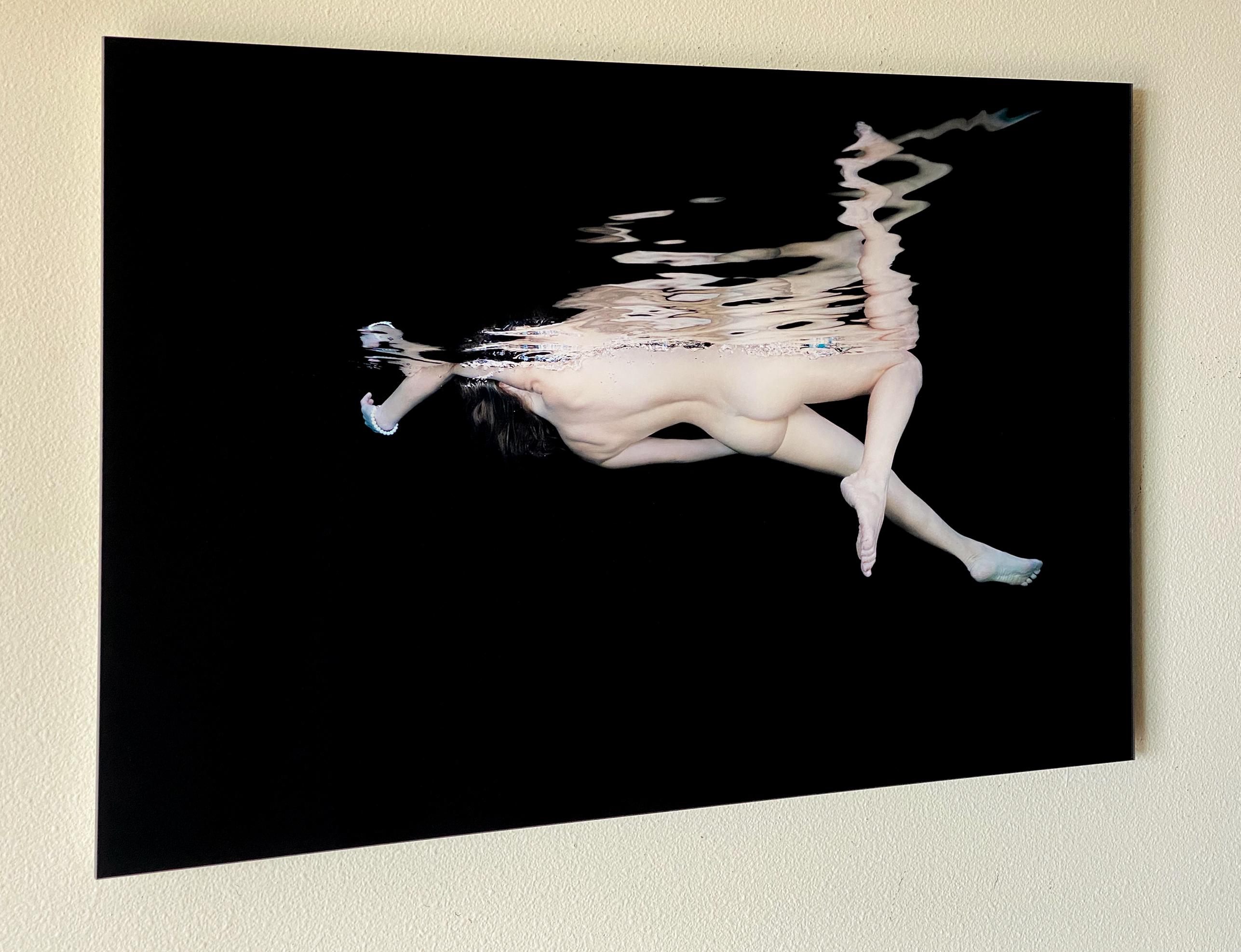 Porcelaine II  - photographie de nu sous-marin - impression acrylique 24x36