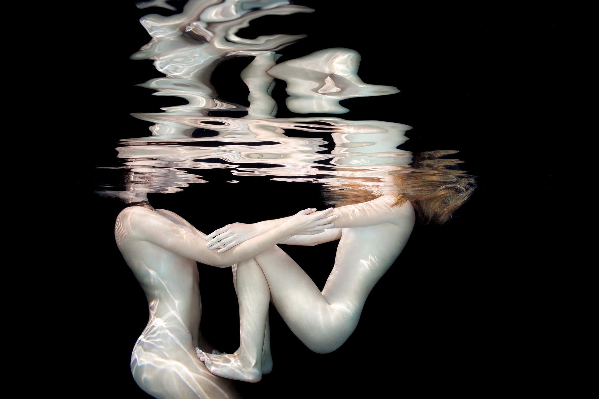 Alex Sher Figurative Photograph – Porzellan  Aktfotografie im Unterwasser - Archivalischer Pigmentdruck 43" x 64"