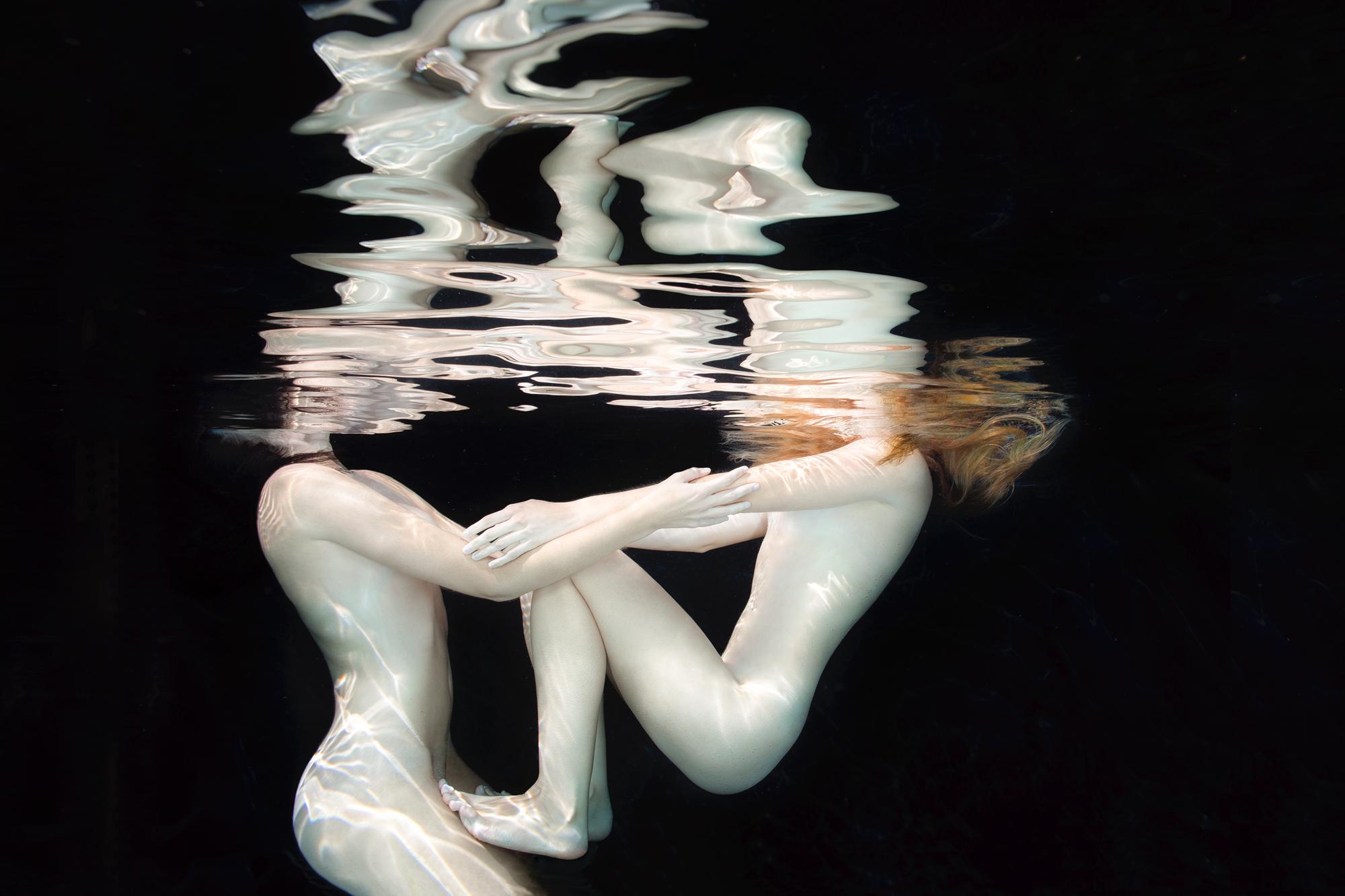 Figurative Photograph Alex Sher - Porcelaine - photographie de nu sous-marin - impression sur aluminium 24" х 36"