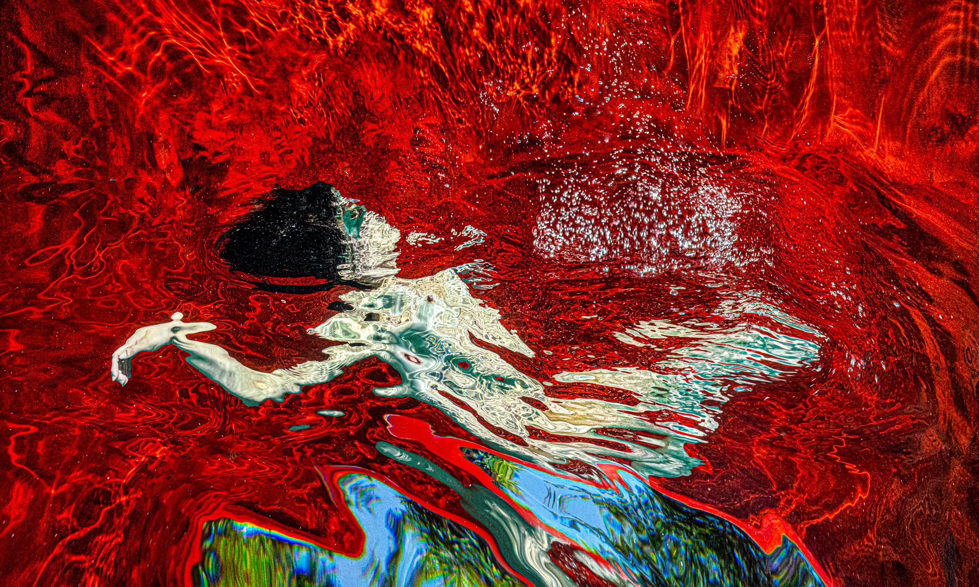 Abstract Photograph Alex Sher - Private Pool - photographie de nu sous l'eau de la série REFLECTION acrylique 29х48"