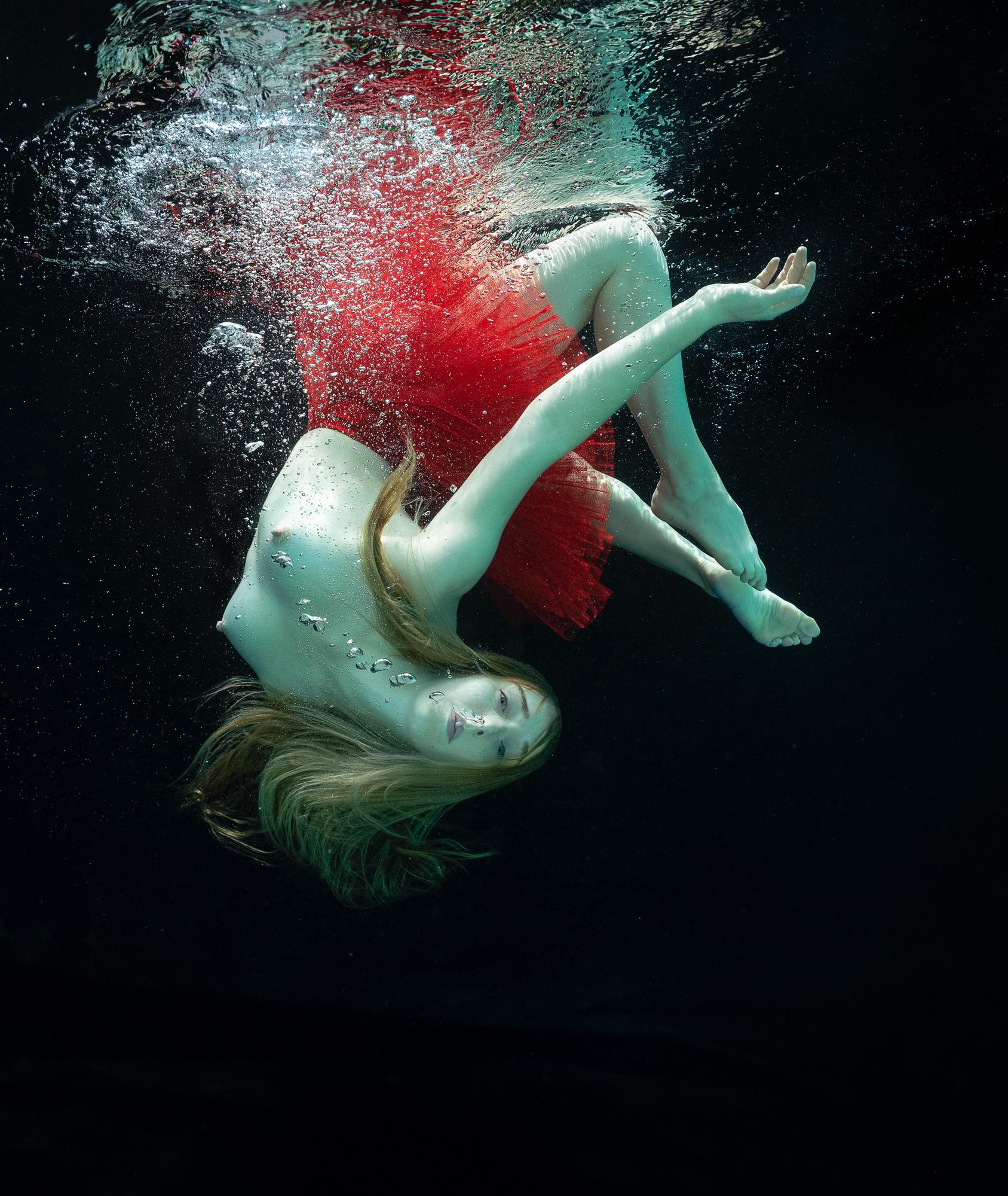 Figurative Photograph Alex Sher - Pretzel - photographie de nu sous-marine rouge - impression pigmentaire d'archives