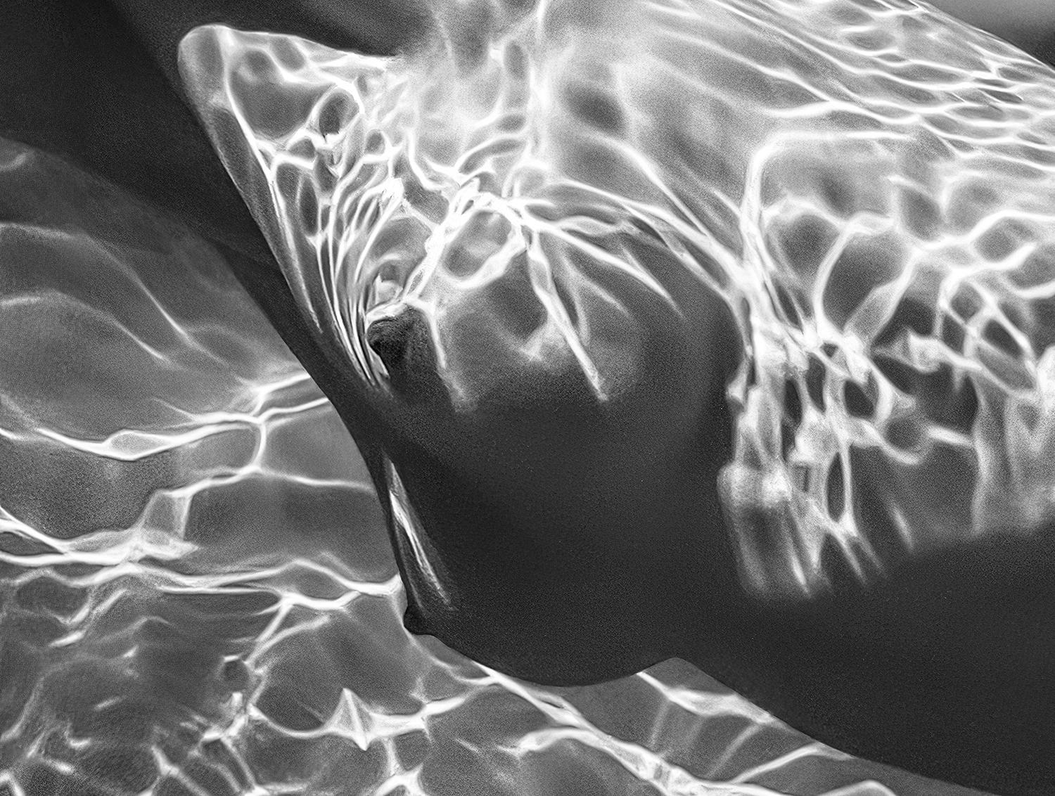 Ripples - Unterwasser-Schwarz-Weiß-Nacktfotografie - Archivalischer Pigmentdruck – Photograph von Alex Sher
