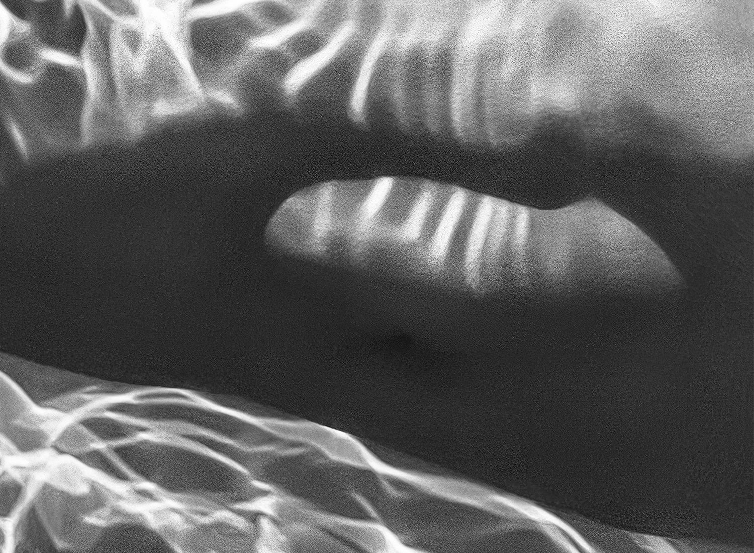 Ripples - Unterwasser-Schwarz-Weiß-Nacktfotografie - Archivalischer Pigmentdruck (Fotorealismus), Photograph, von Alex Sher