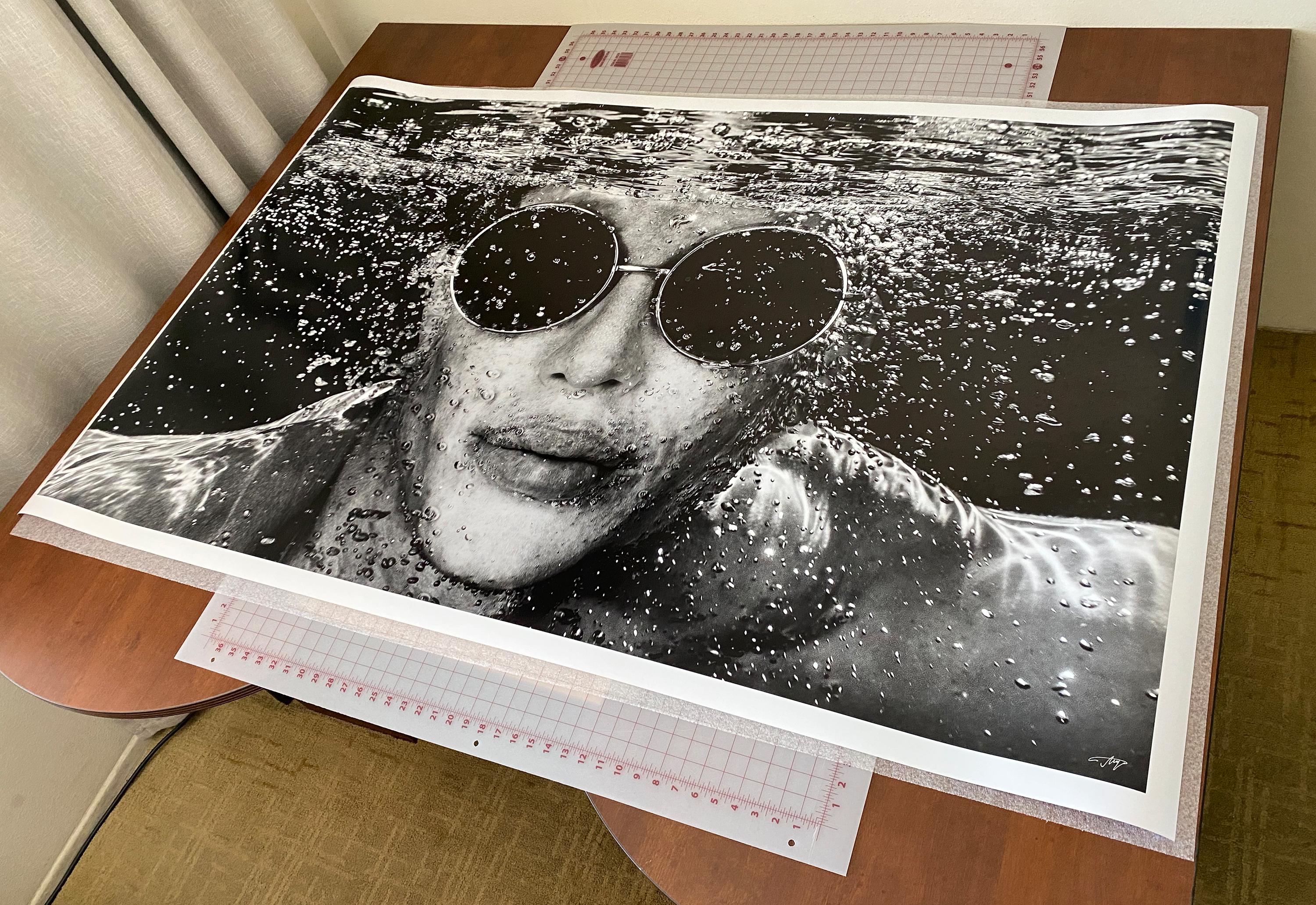 Ein Unterwasser-Schwarz-Weiß-Porträt von Justin Jedlica - The Human Ken Doll

Originaldruck in Galeriequalität auf Archivpapier, vom Künstler signiert.
Limitierte Auflage von 24 Stück
Das Kunstwerk ist mit einem Echtheitszertifikat versehen, das vom