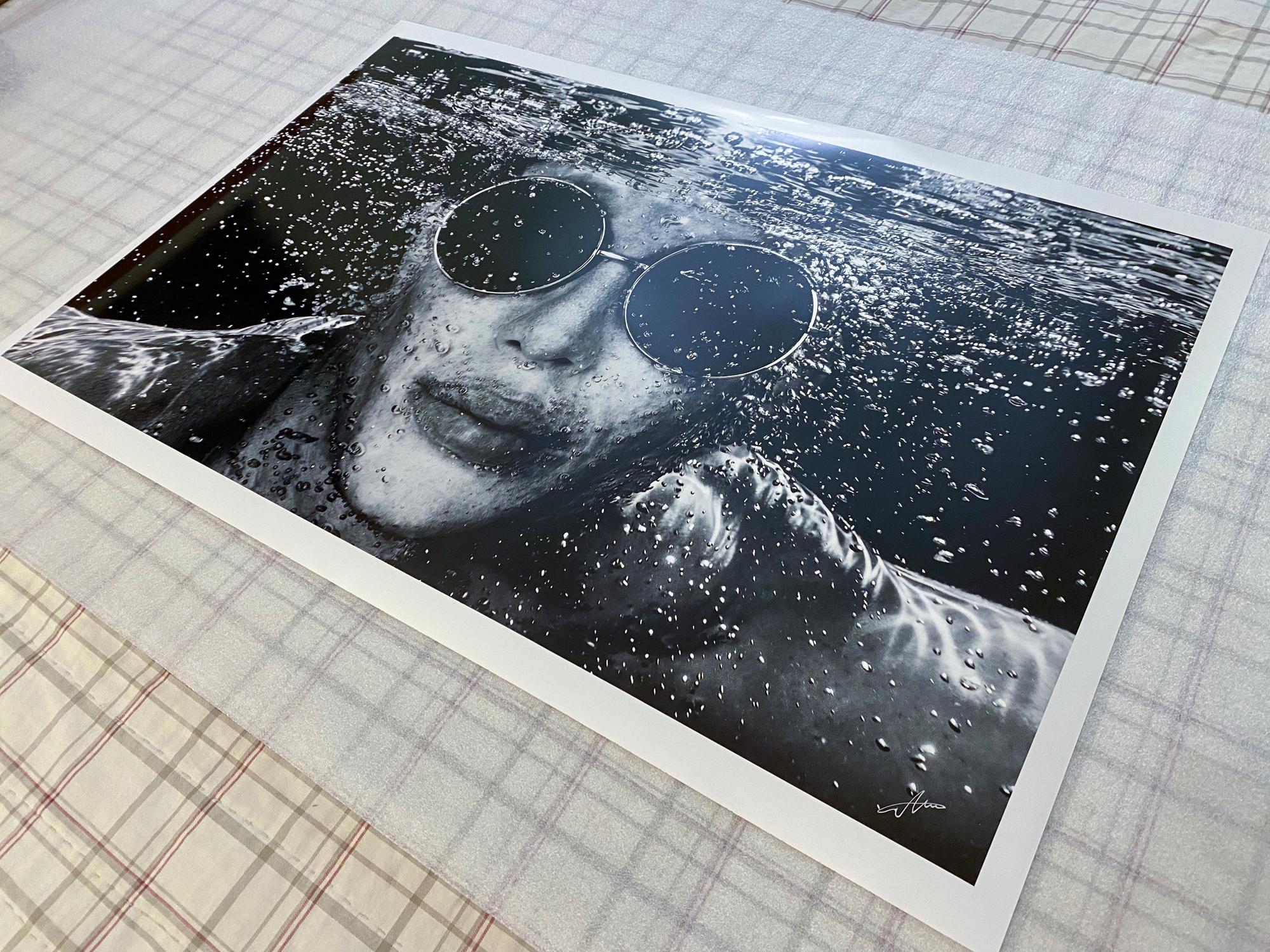 Ein Unterwasser-Schwarz-Weiß-Porträt von Justin Jedlica - The Human Ken Doll

Originaldruck in Galeriequalität auf Archivpapier, vom Künstler signiert.
Limitierte Auflage von 24 Stück, Druck Nr. 3
Das Kunstwerk ist mit einem Echtheitszertifikat