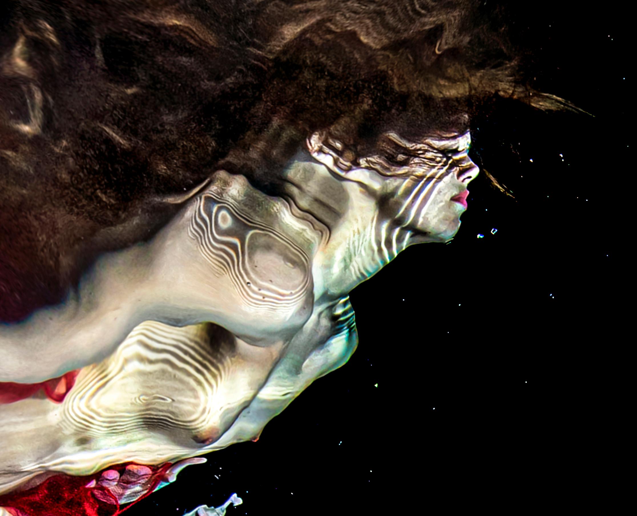 Salsa - Aktfotografie unter Wasser - Serie REFLECTIONS - Archivpigment 35х53 (Zeitgenössisch), Photograph, von Alex Sher